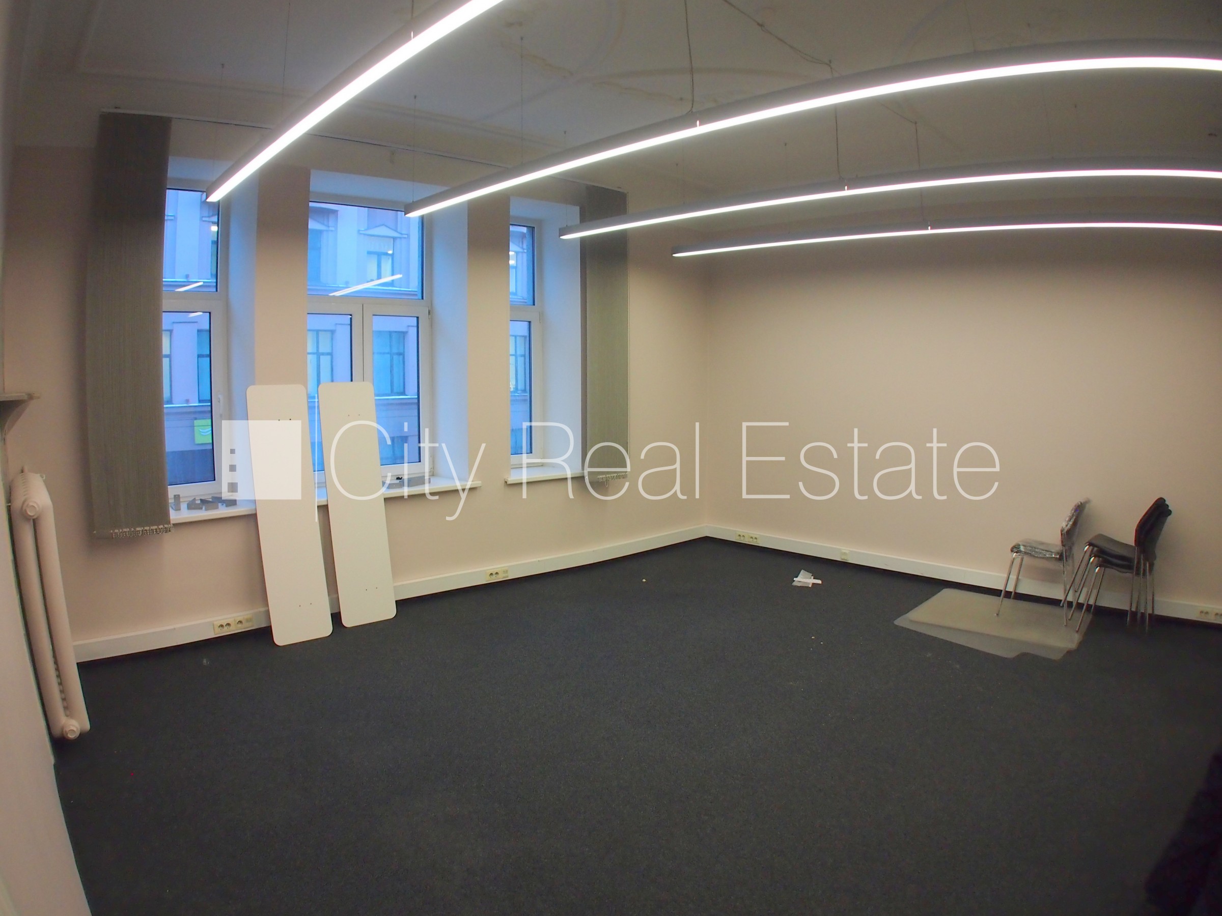 Объявление. Фасадный дом, закрытый двор, объект охраняет физическая охрана, вход с улицы, лестничная клетка Цена: 1200 EUR/мес. Foto #15