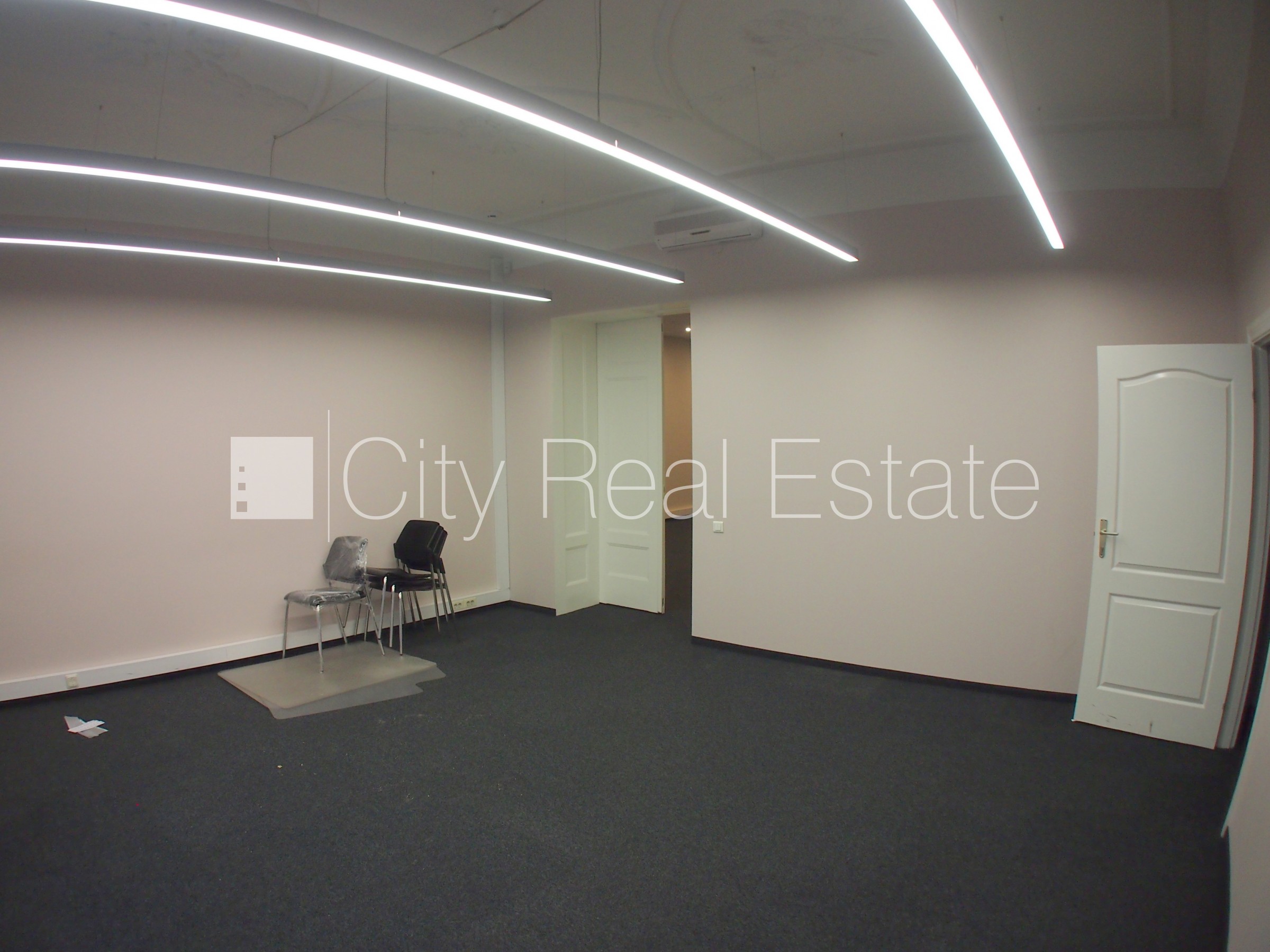 Объявление. Фасадный дом, закрытый двор, объект охраняет физическая охрана, вход с улицы, лестничная клетка Цена: 1200 EUR/мес. Foto #11