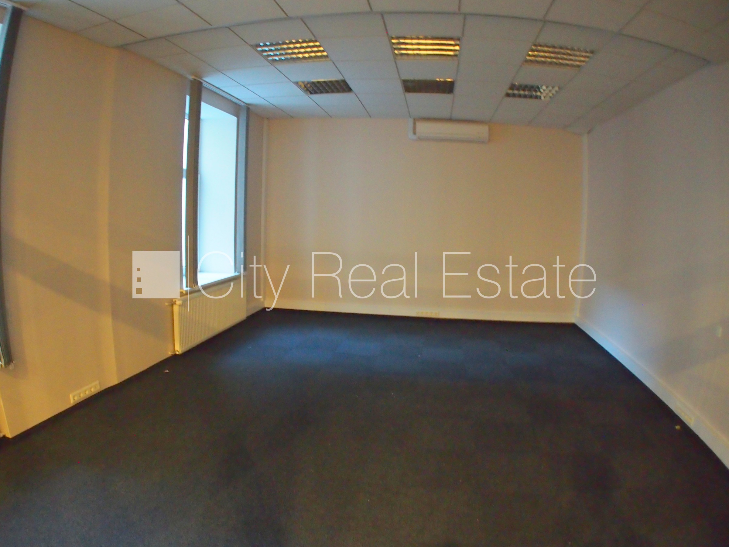 Объявление. Фасадный дом, закрытый двор, объект охраняет физическая охрана, вход с улицы, лестничная клетка Цена: 1200 EUR/мес. Foto #4