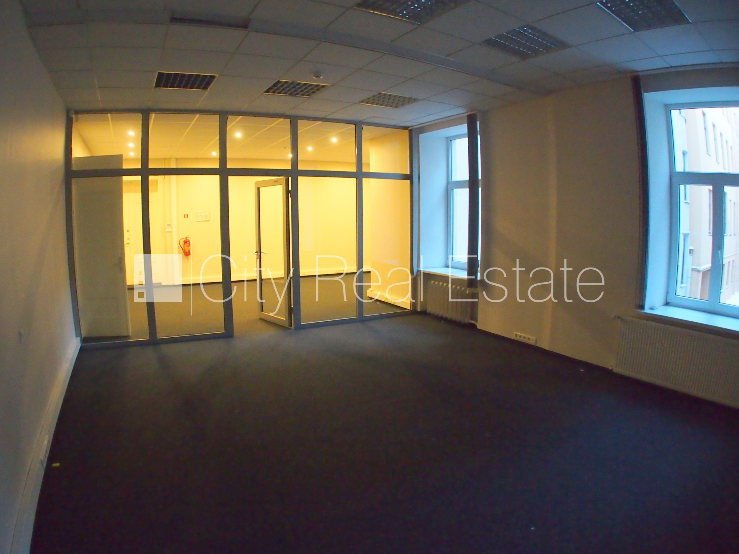 Объявление. Фасадный дом, закрытый двор, объект охраняет физическая охрана, вход с улицы, лестничная клетка Цена: 1200 EUR/мес. Foto #3