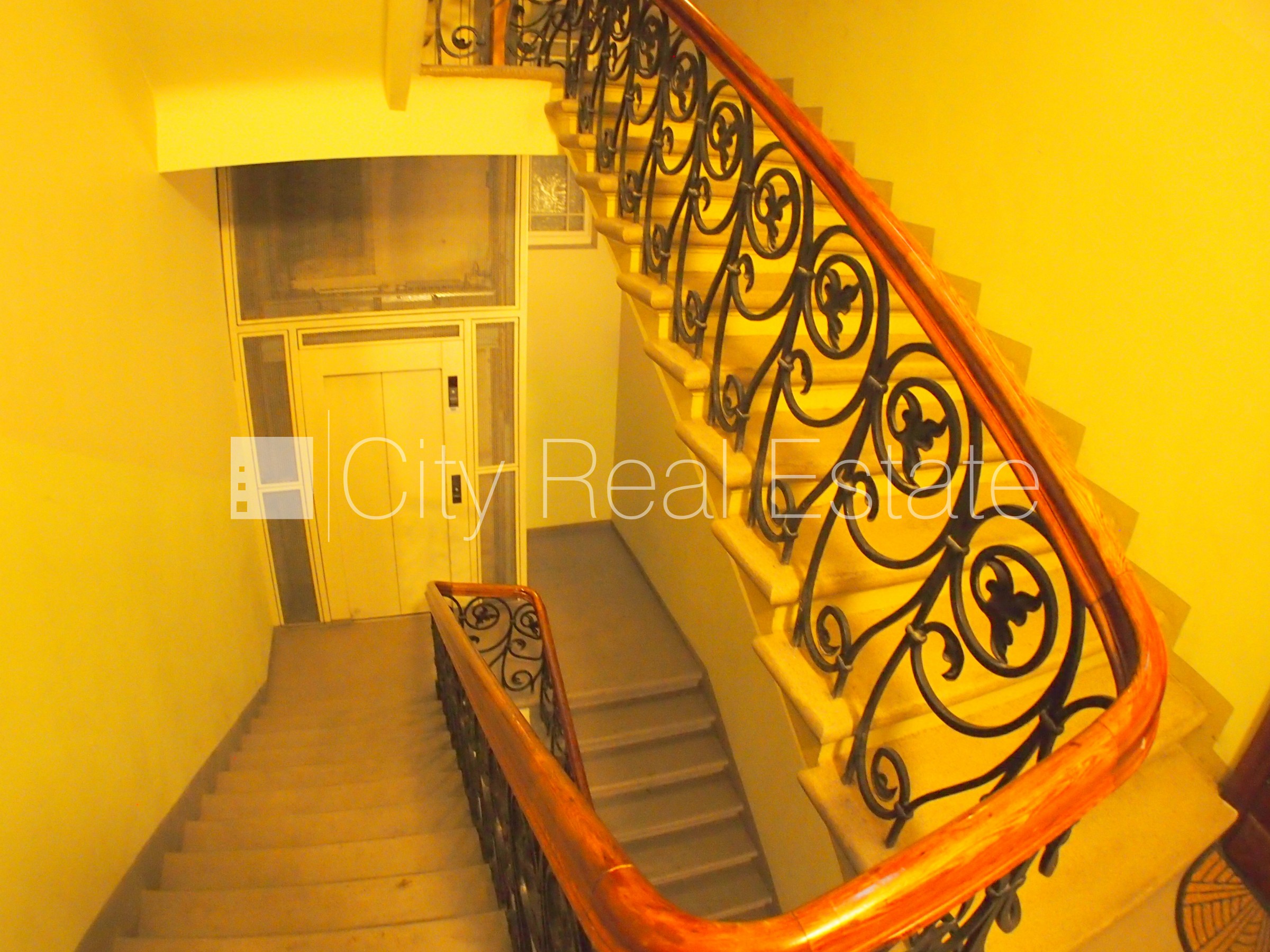 Объявление. Фасадный дом, закрытый двор, объект охраняет физическая охрана, вход с улицы, лестничная клетка Цена: 1200 EUR/мес. Foto #16