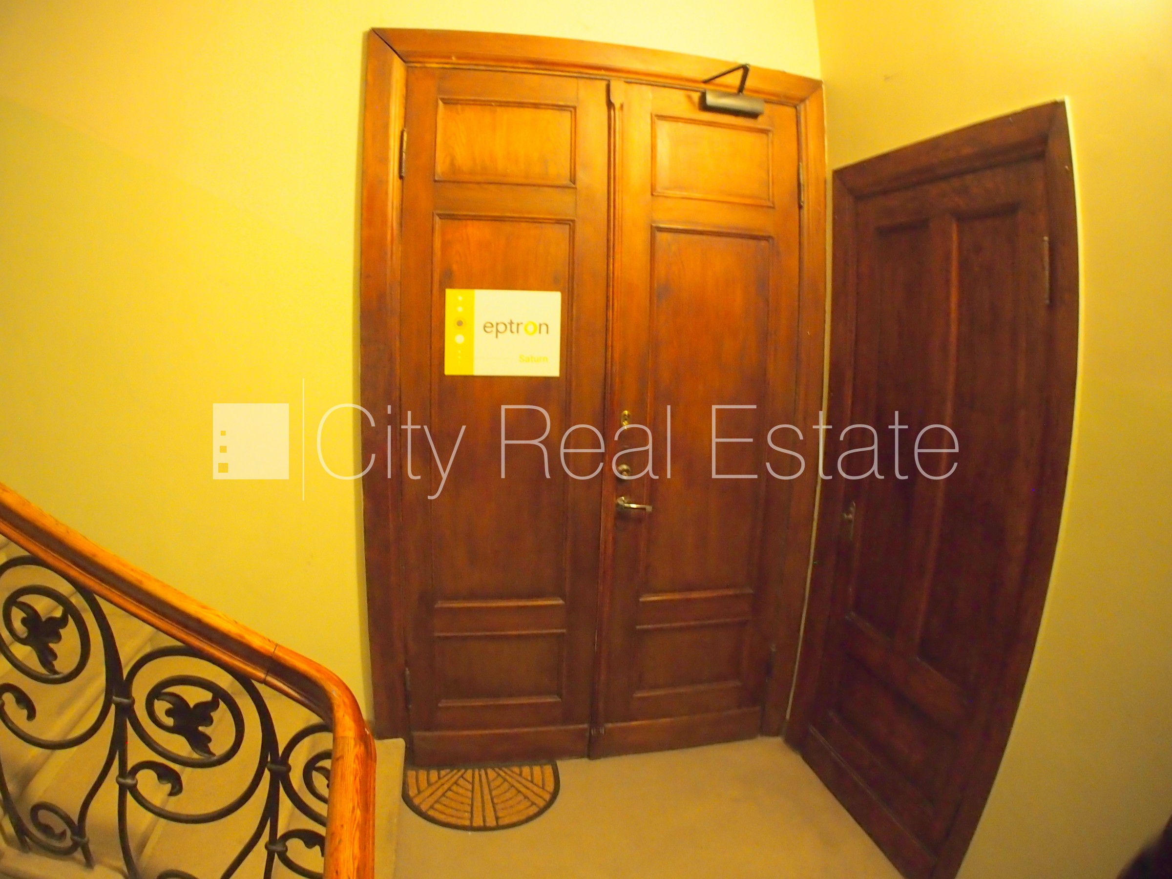 Объявление. Фасадный дом, закрытый двор, объект охраняет физическая охрана, вход с улицы, лестничная клетка Цена: 1200 EUR/мес. Foto #17