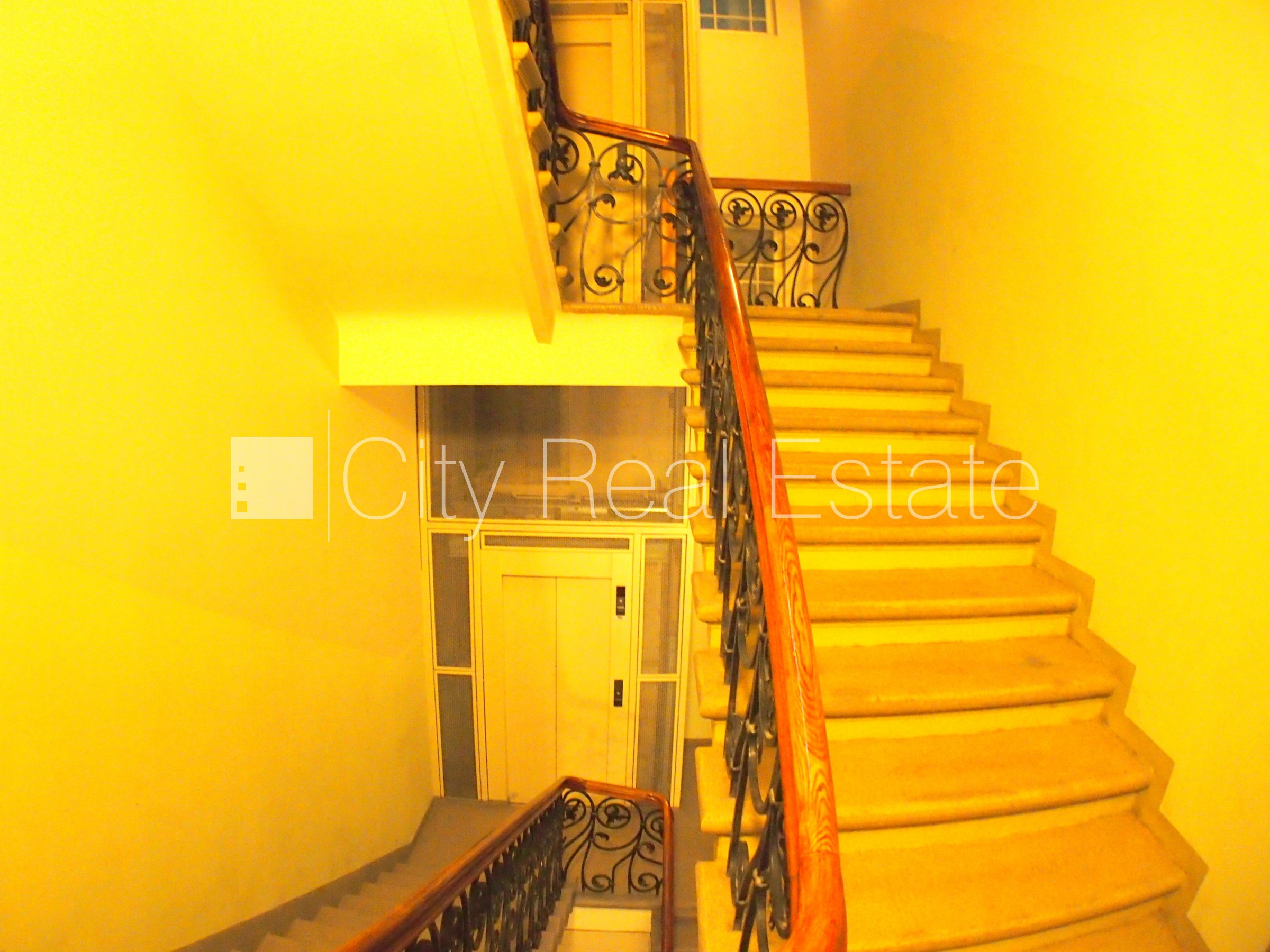 Объявление. Фасадный дом, закрытый двор, объект охраняет физическая охрана, вход с улицы, лестничная клетка Цена: 1200 EUR/мес. Foto #18