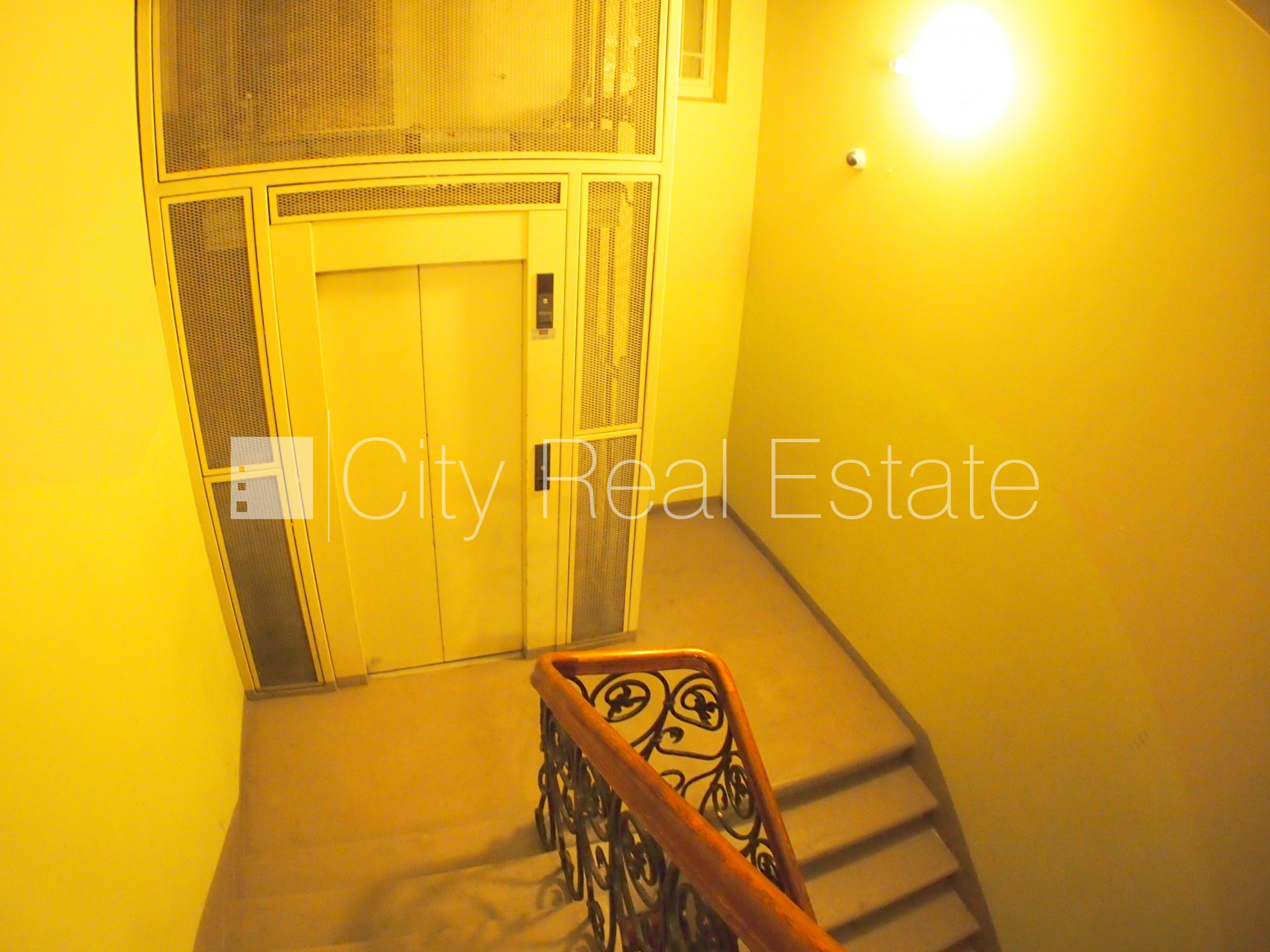 Объявление. Фасадный дом, закрытый двор, объект охраняет физическая охрана, вход с улицы, лестничная клетка Цена: 1200 EUR/мес. Foto #19