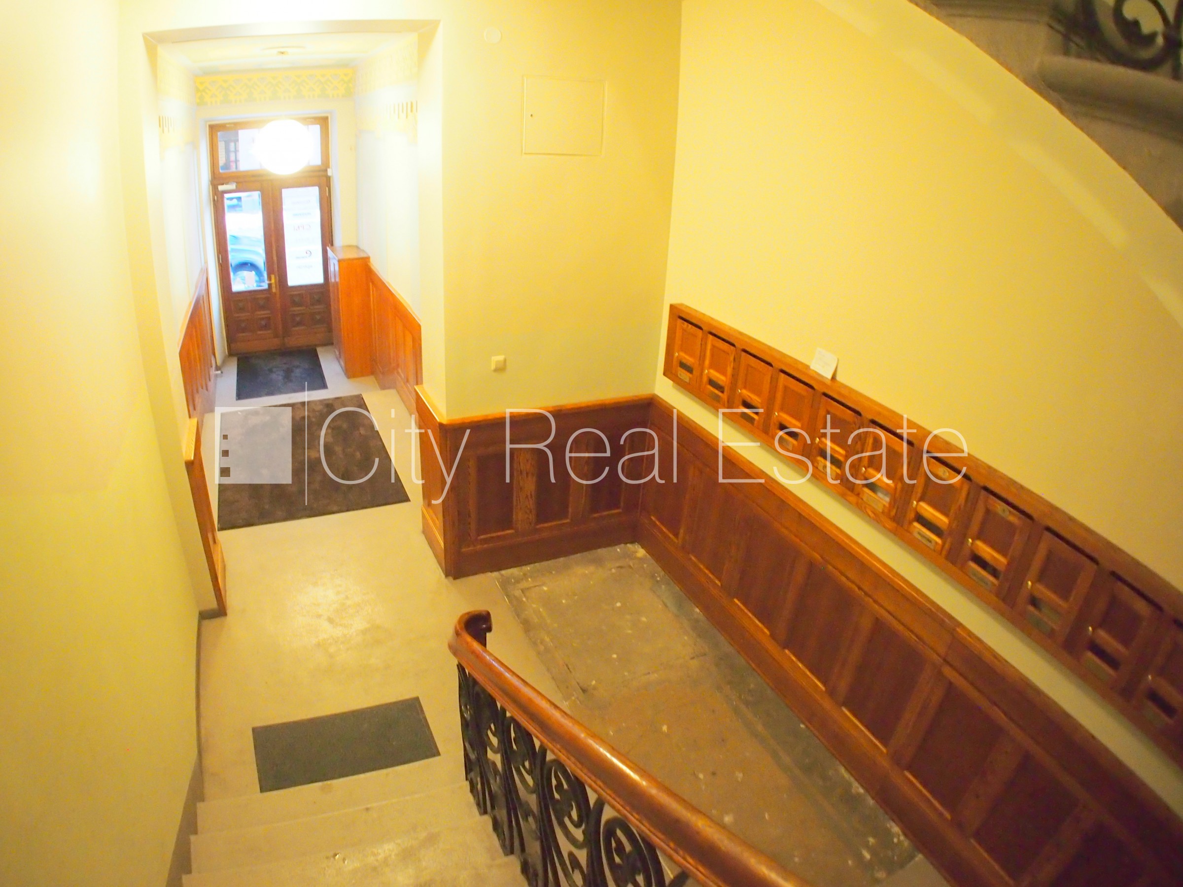 Объявление. Фасадный дом, закрытый двор, объект охраняет физическая охрана, вход с улицы, лестничная клетка Цена: 1200 EUR/мес. Foto #20