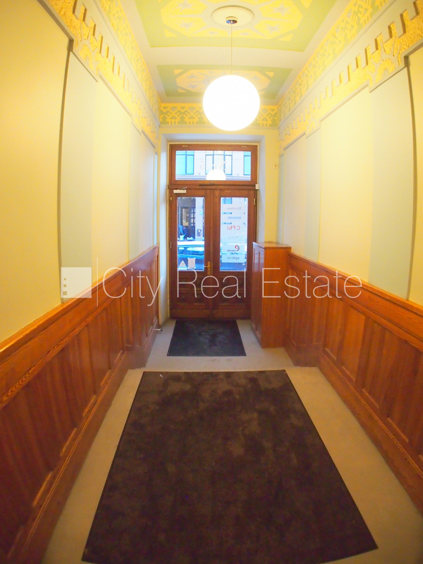 Объявление. Фасадный дом, закрытый двор, объект охраняет физическая охрана, вход с улицы, лестничная клетка Цена: 1200 EUR/мес. Foto #21