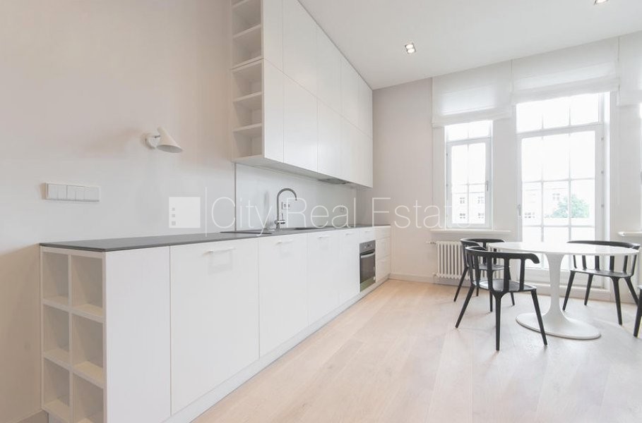 Sludinājumi. Renovēta māja, vieta automašīnai, ir lifts, balkons, guļamistabu skaits 2 gab., istabas izolētas 2 Cena: 310000 EUR Foto #2