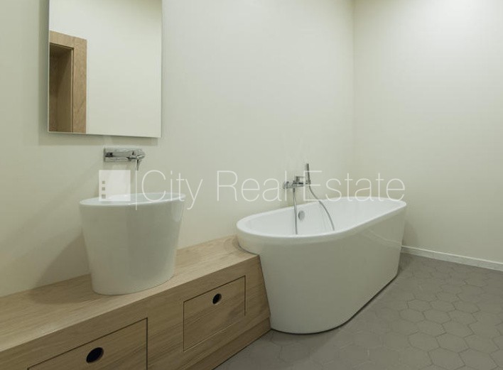 Sludinājumi. Renovēta māja, vieta automašīnai, ir lifts, balkons, guļamistabu skaits 2 gab., istabas izolētas 2 Cena: 310000 EUR Foto #6