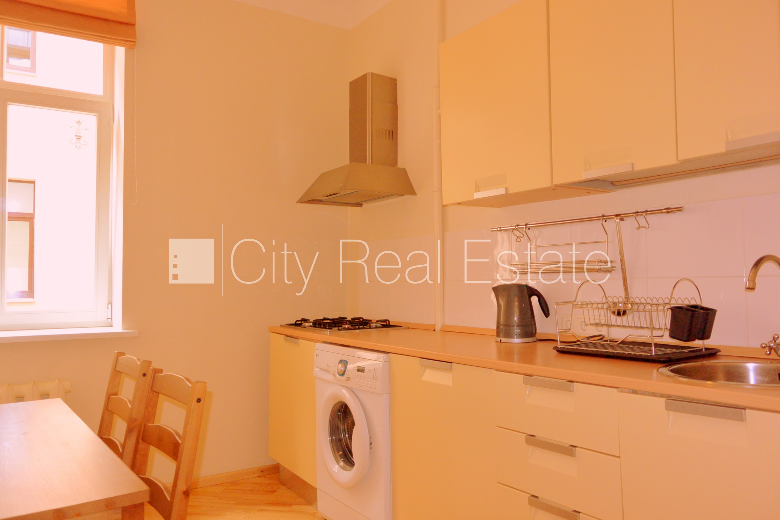 Объявление. Фасадный дом, реновированный дом, закрытый двор, вход с улицы, лестничная клетка после капитального Цена: 390 EUR/мес. Foto #1