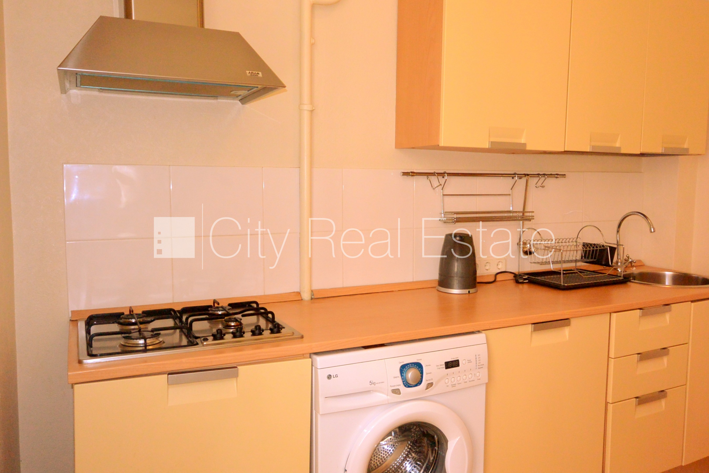 Объявление. Фасадный дом, реновированный дом, закрытый двор, вход с улицы, лестничная клетка после капитального Цена: 390 EUR/мес. Foto #2