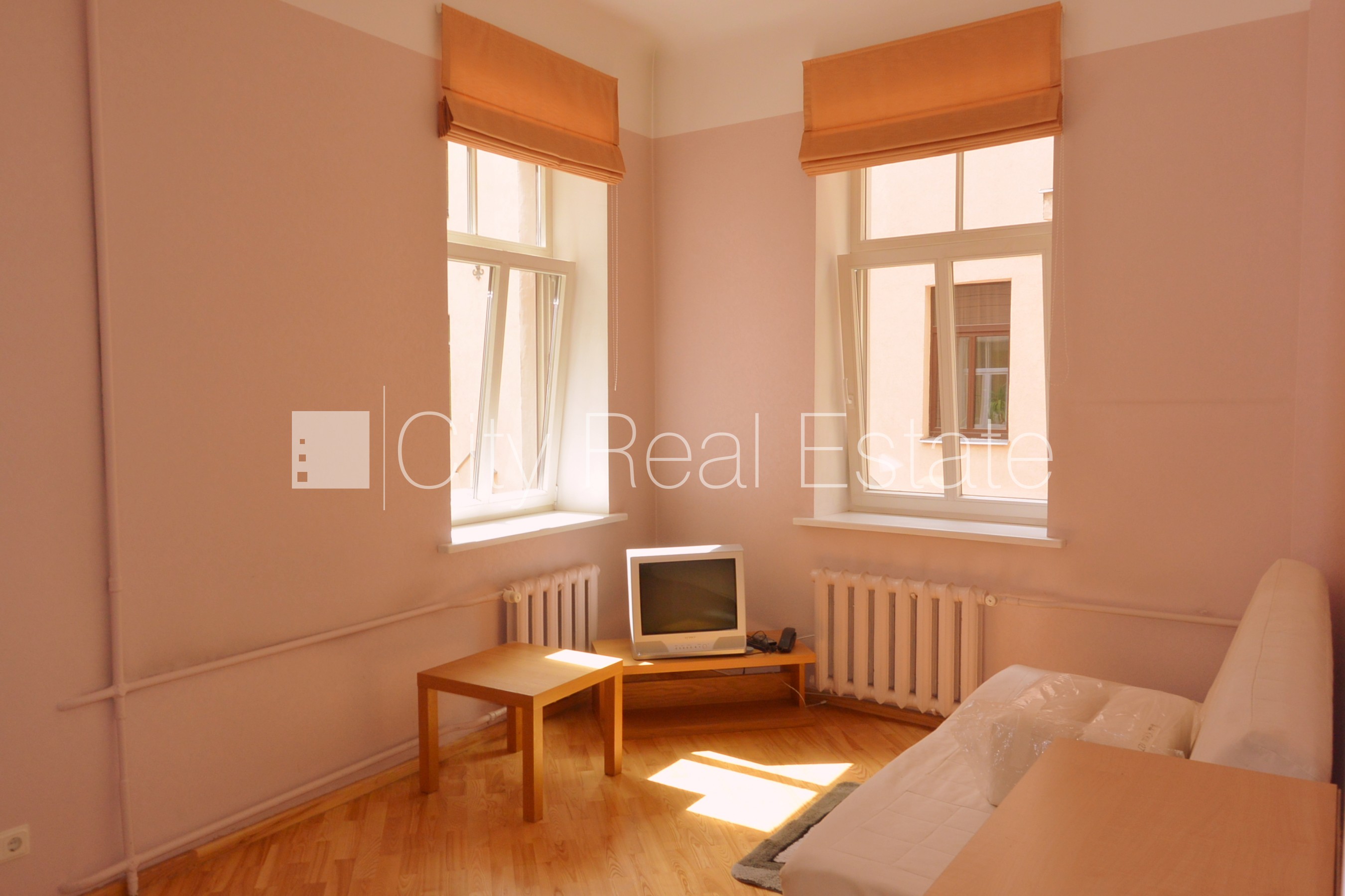 Объявление. Фасадный дом, реновированный дом, закрытый двор, вход с улицы, лестничная клетка после капитального Цена: 390 EUR/мес. Foto #3