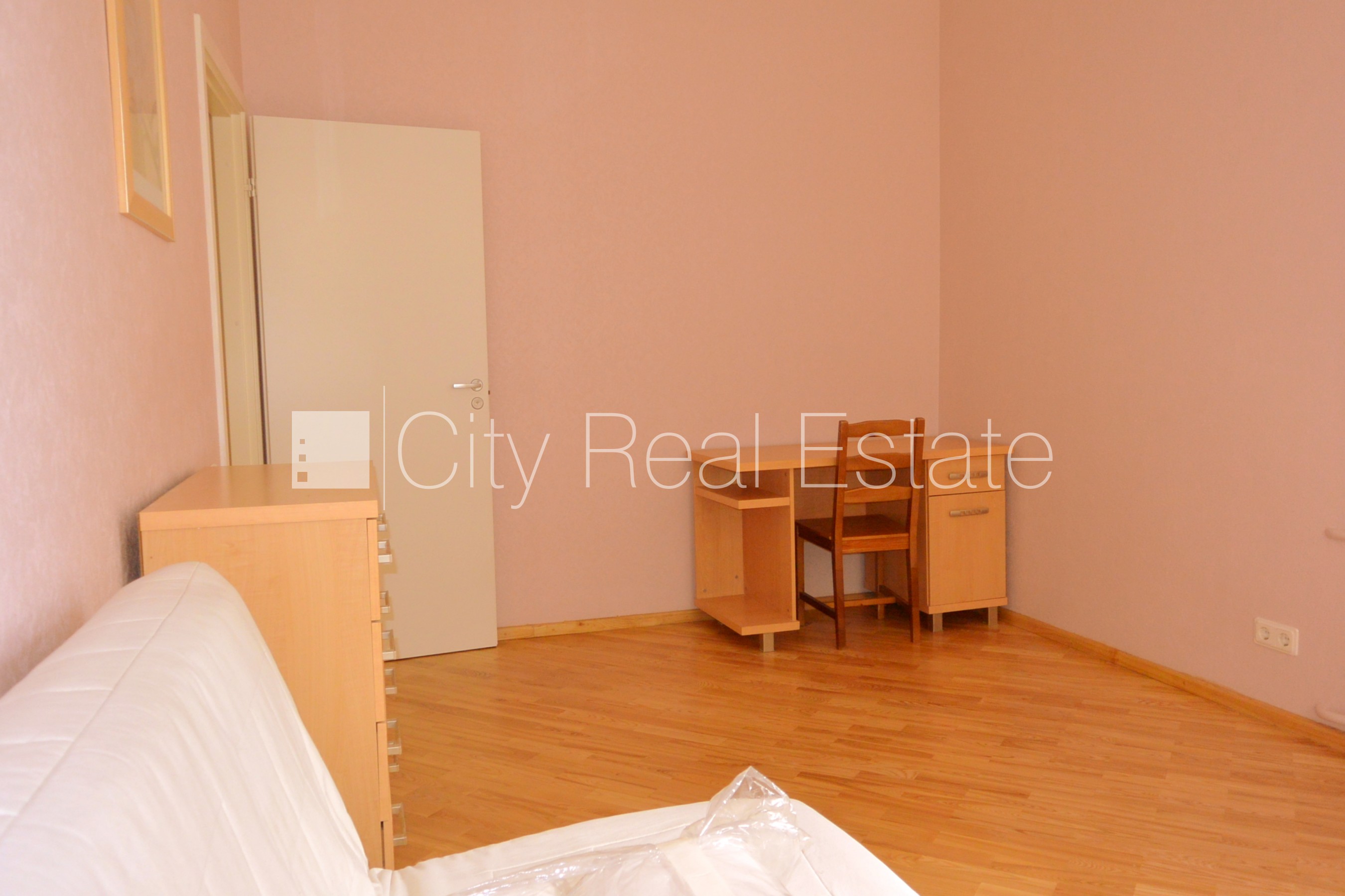 Объявление. Фасадный дом, реновированный дом, закрытый двор, вход с улицы, лестничная клетка после капитального Цена: 390 EUR/мес. Foto #4