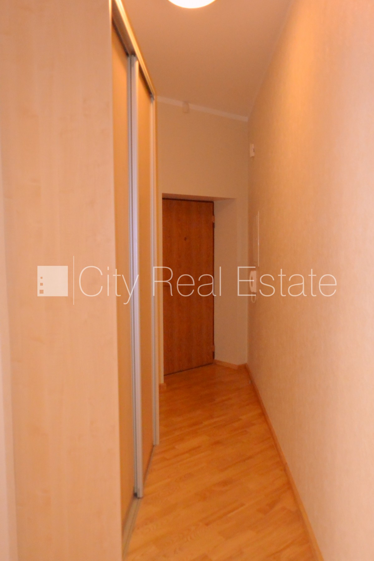 Объявление. Фасадный дом, реновированный дом, закрытый двор, вход с улицы, лестничная клетка после капитального Цена: 390 EUR/мес. Foto #7