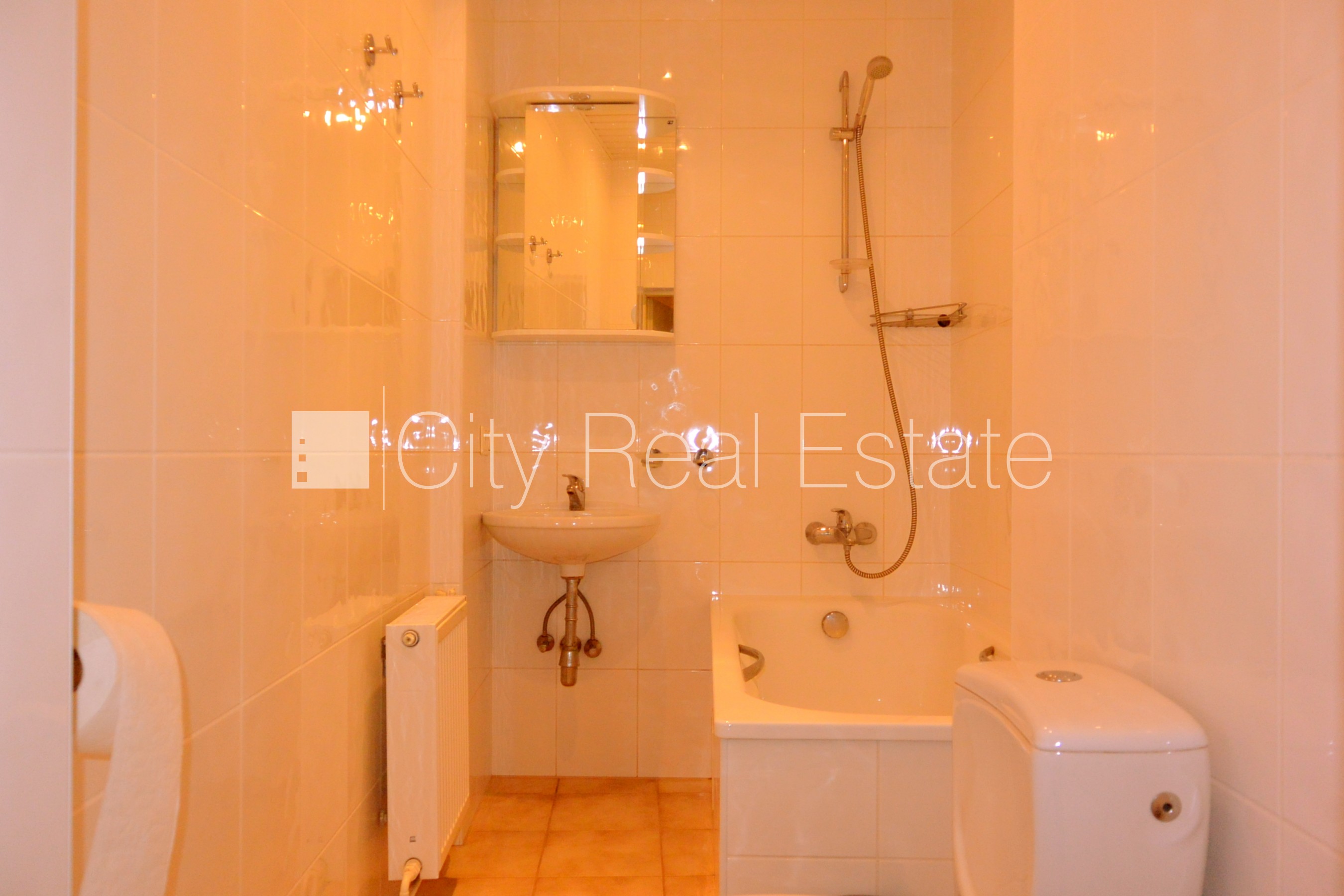 Объявление. Фасадный дом, реновированный дом, закрытый двор, вход с улицы, лестничная клетка после капитального Цена: 390 EUR/мес. Foto #5