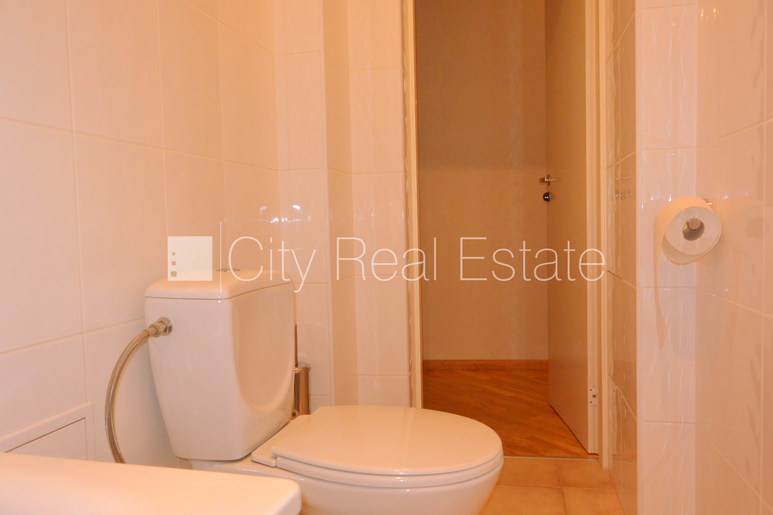 Объявление. Фасадный дом, реновированный дом, закрытый двор, вход с улицы, лестничная клетка после капитального Цена: 390 EUR/мес. Foto #6