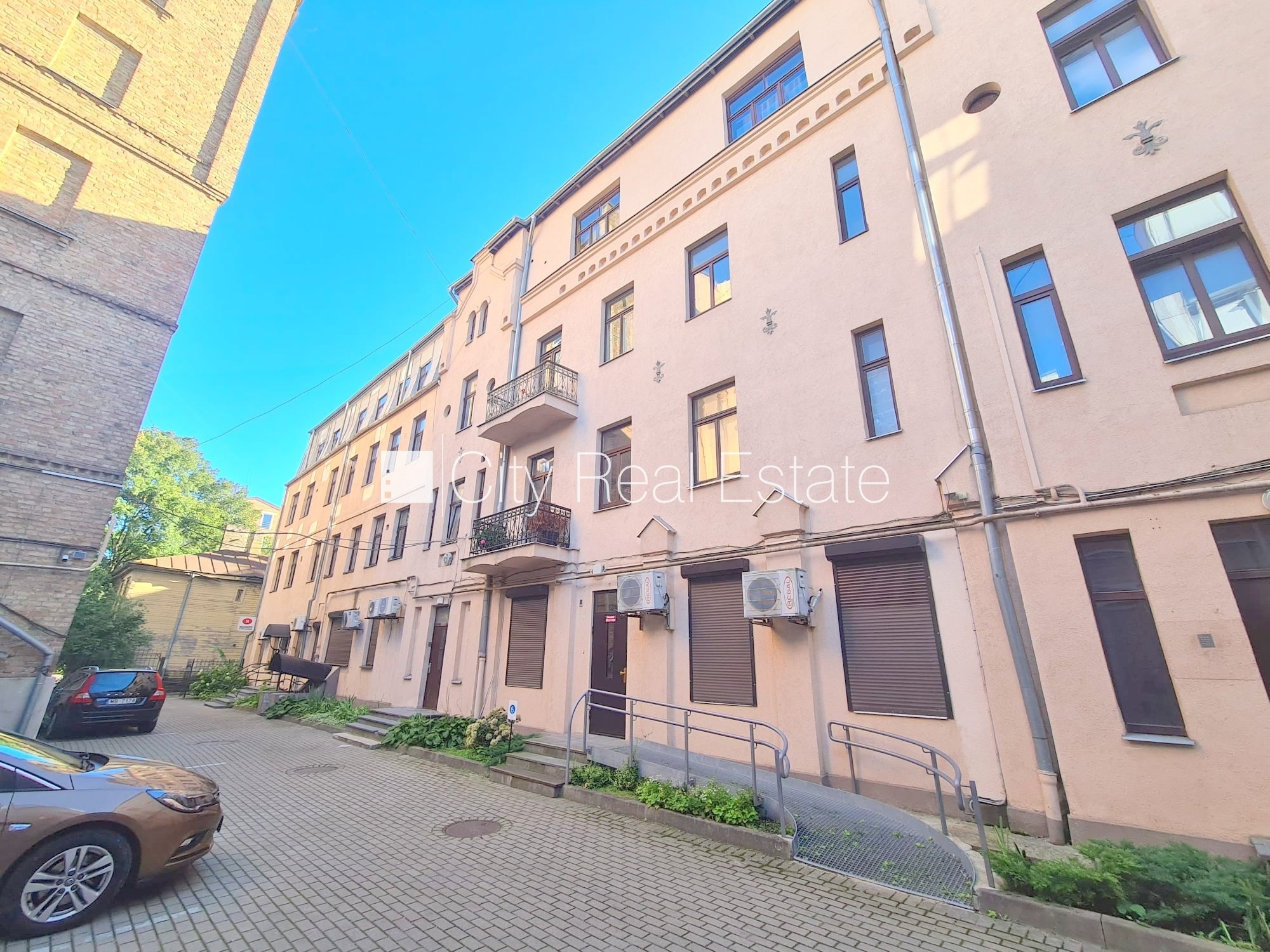 Объявление. Фасадный дом, реновированный дом, закрытый двор, вход с улицы, лестничная клетка после капитального Цена: 390 EUR/мес. Foto #10