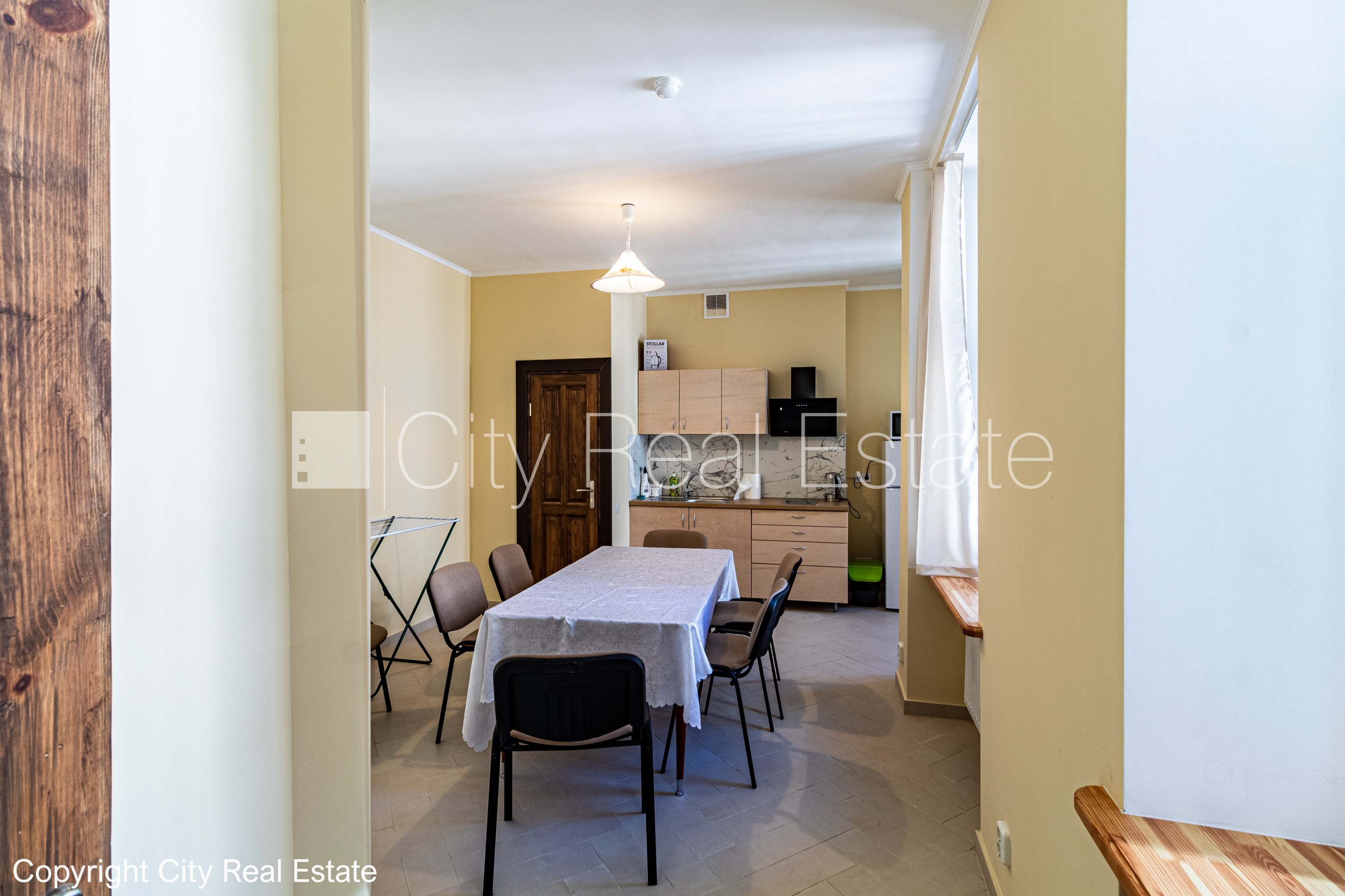 Sludinājumi. Fasādes māja, labiekārtots apzaļumots pagalms, slēgts pagalms, ieeja no ielas, logi vērsti mājas Cena: 1450 EUR/mēn Foto #2