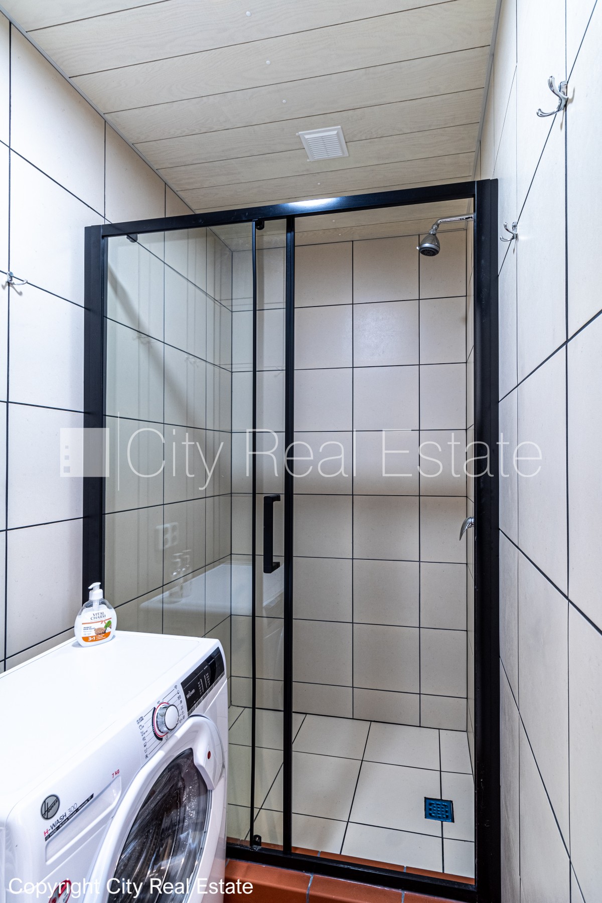 Sludinājumi. Fasādes māja, labiekārtots apzaļumots pagalms, slēgts pagalms, ieeja no ielas, logi vērsti mājas Cena: 1450 EUR/mēn Foto #8