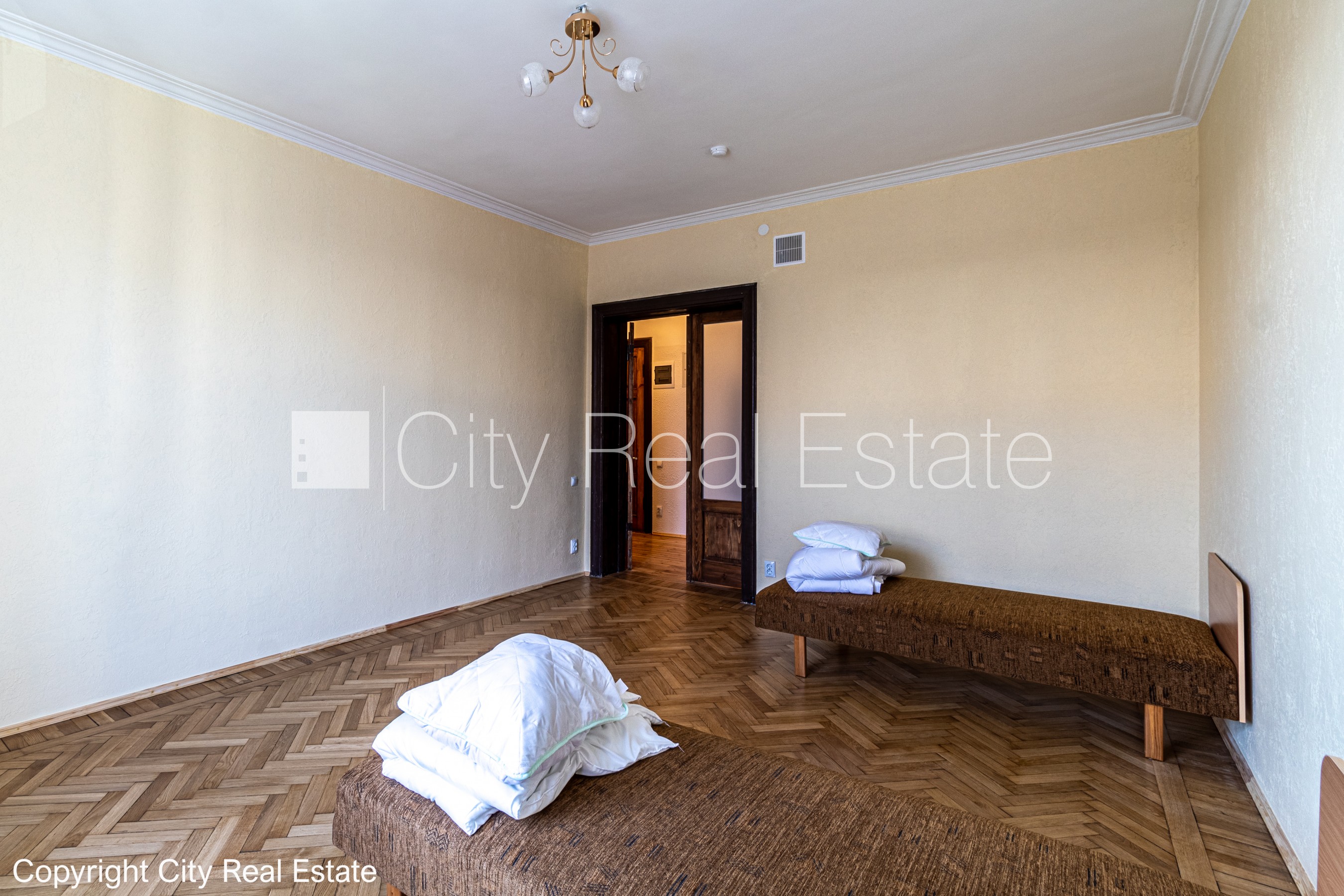 Sludinājumi. Fasādes māja, labiekārtots apzaļumots pagalms, slēgts pagalms, ieeja no ielas, logi vērsti mājas Cena: 1450 EUR/mēn Foto #7