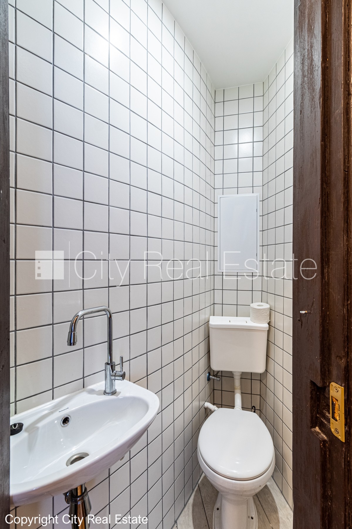 Sludinājumi. Fasādes māja, labiekārtots apzaļumots pagalms, slēgts pagalms, ieeja no ielas, logi vērsti mājas Cena: 1450 EUR/mēn Foto #10