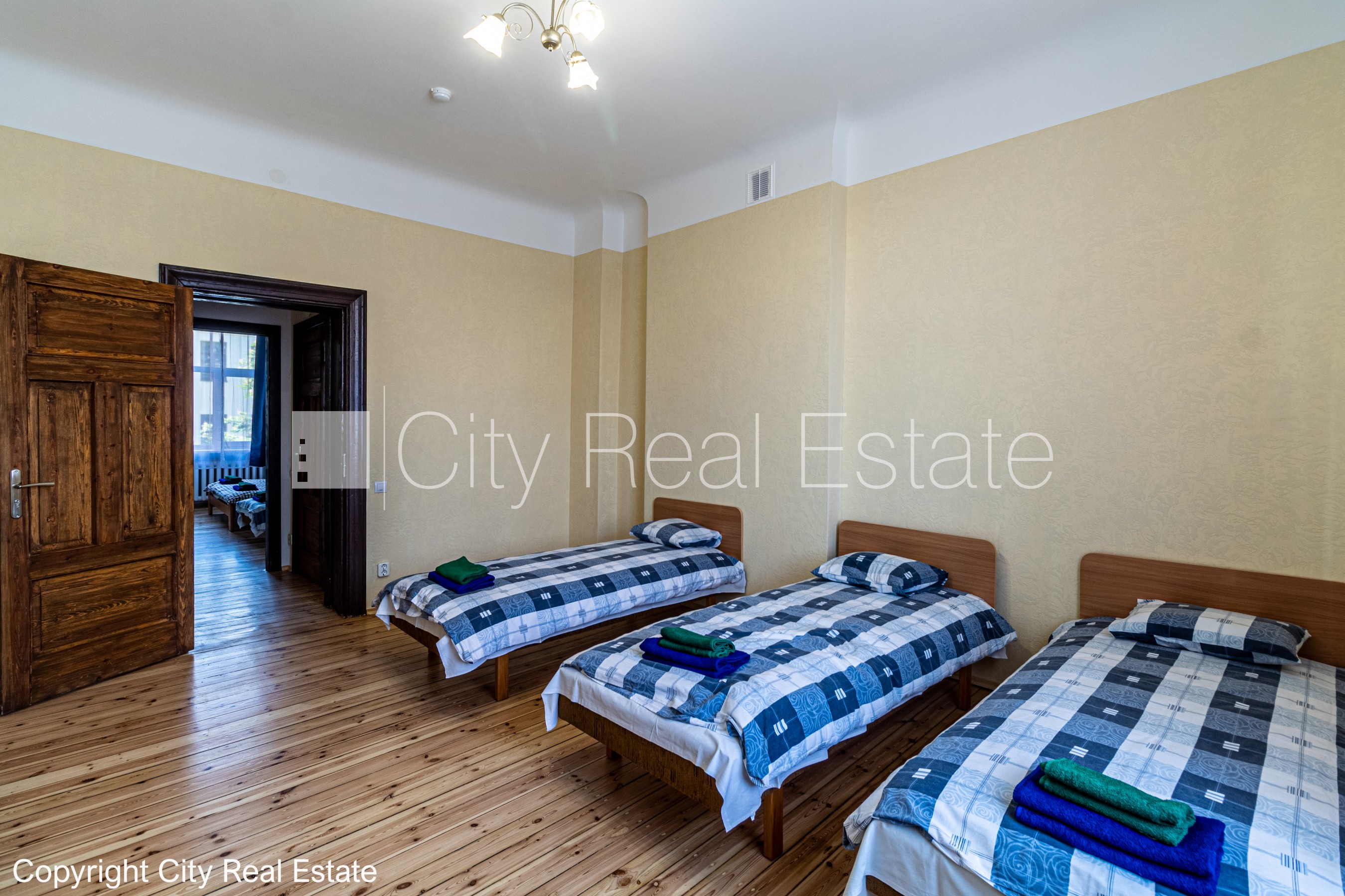 Sludinājumi. Fasādes māja, labiekārtots apzaļumots pagalms, slēgts pagalms, ieeja no ielas, logi vērsti mājas Cena: 1450 EUR/mēn Foto #5