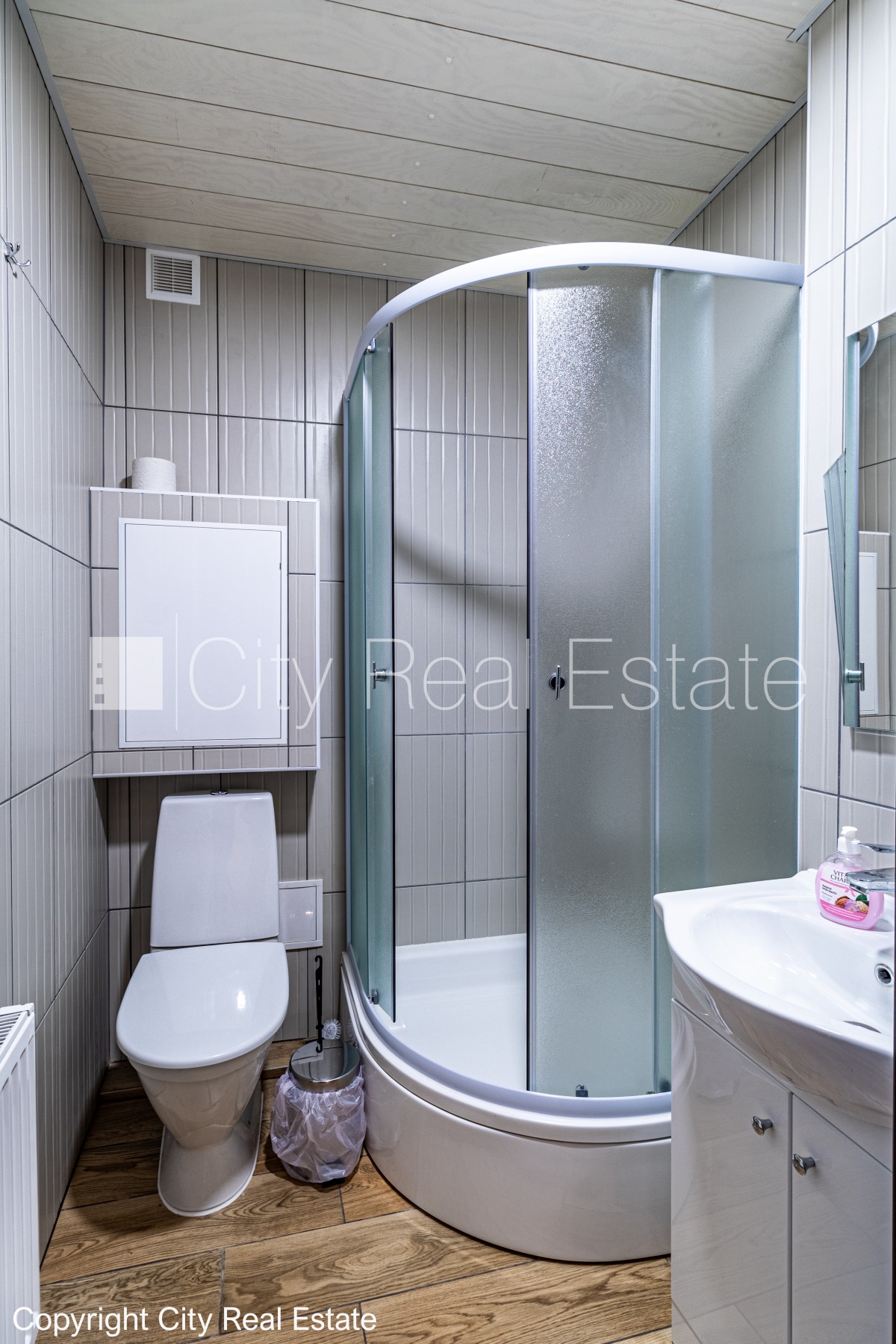 Sludinājumi. Fasādes māja, labiekārtots apzaļumots pagalms, slēgts pagalms, ieeja no ielas, logi vērsti mājas Cena: 1450 EUR/mēn Foto #9