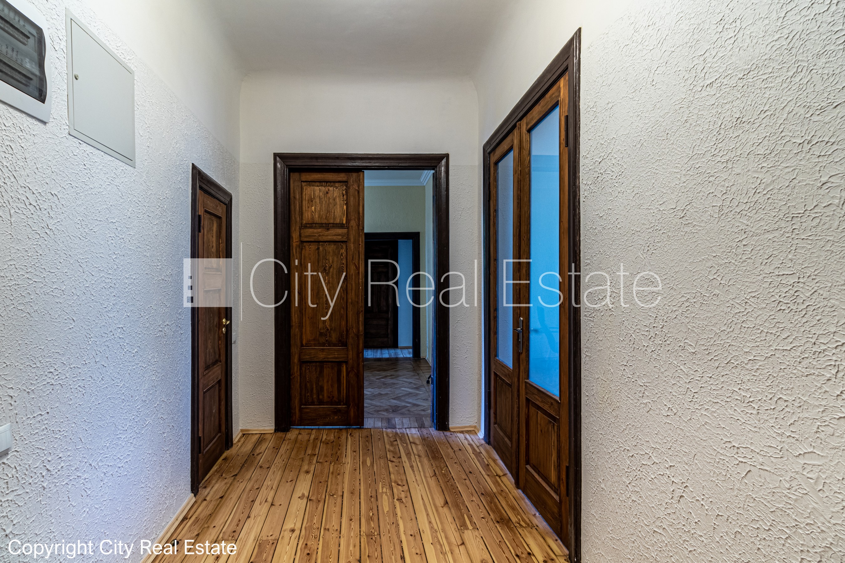 Sludinājumi. Fasādes māja, labiekārtots apzaļumots pagalms, slēgts pagalms, ieeja no ielas, logi vērsti mājas Cena: 1450 EUR/mēn Foto #11