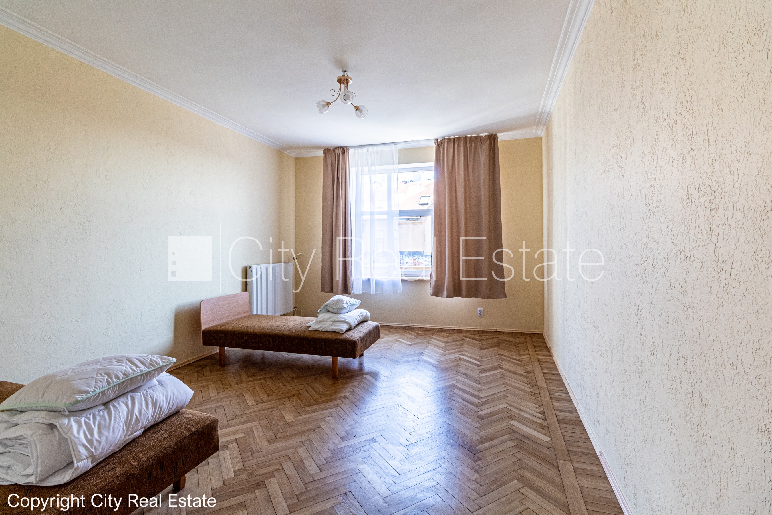 Sludinājumi. Fasādes māja, labiekārtots apzaļumots pagalms, slēgts pagalms, ieeja no ielas, logi vērsti mājas Cena: 1450 EUR/mēn Foto #6