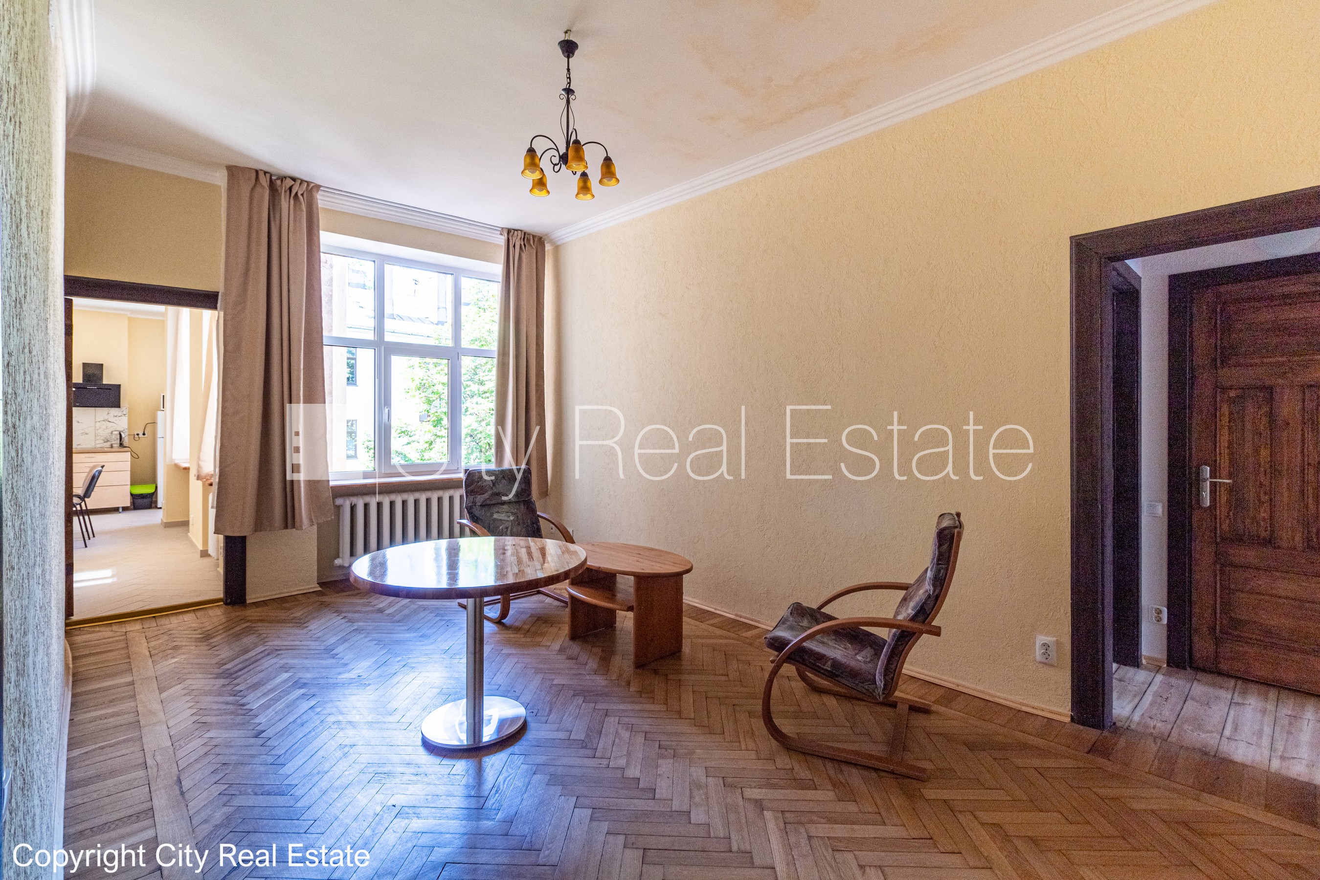 Sludinājumi. Fasādes māja, labiekārtots apzaļumots pagalms, slēgts pagalms, ieeja no ielas, logi vērsti mājas Cena: 1450 EUR/mēn Foto #1