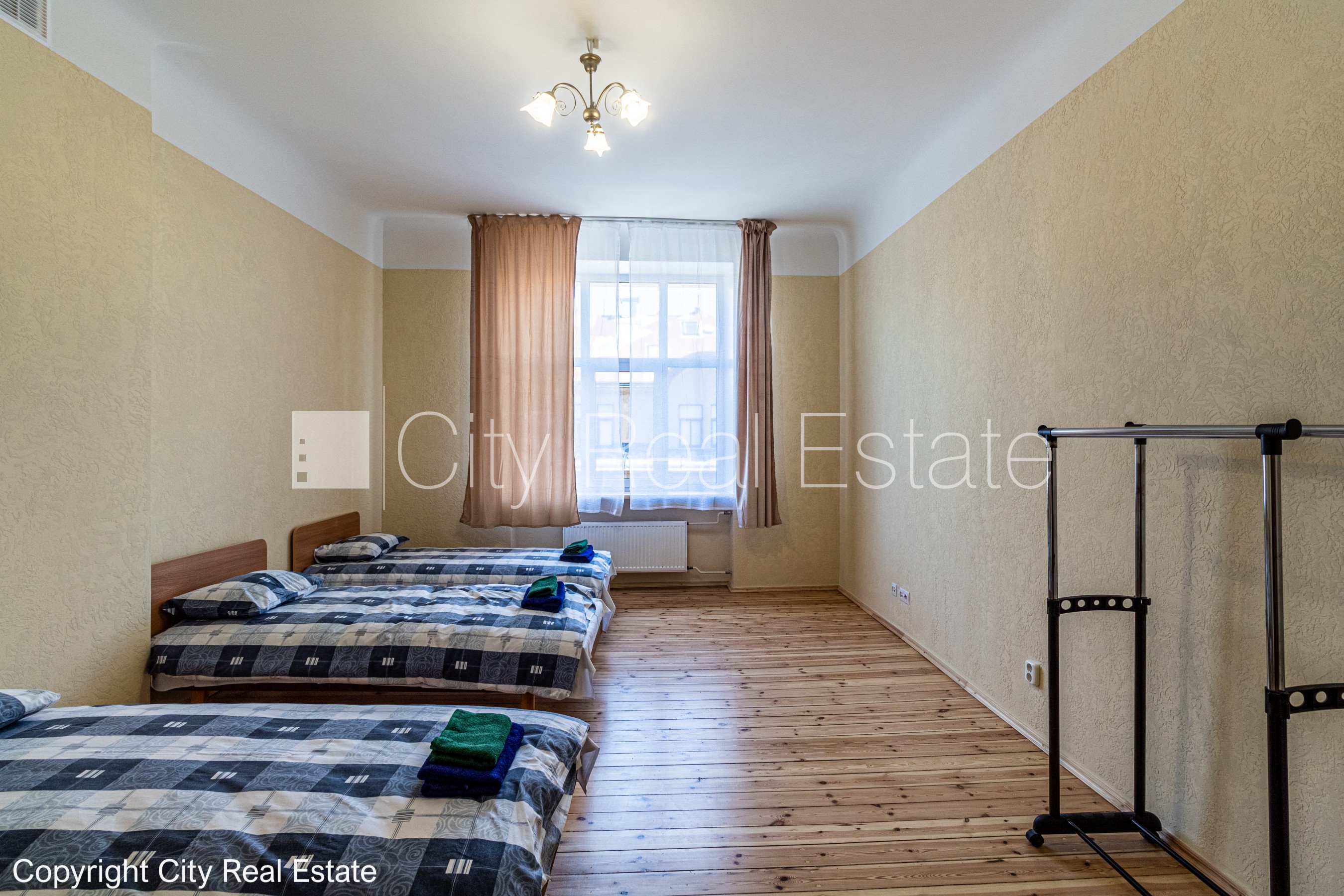 Sludinājumi. Fasādes māja, labiekārtots apzaļumots pagalms, slēgts pagalms, ieeja no ielas, logi vērsti mājas Cena: 1450 EUR/mēn Foto #4