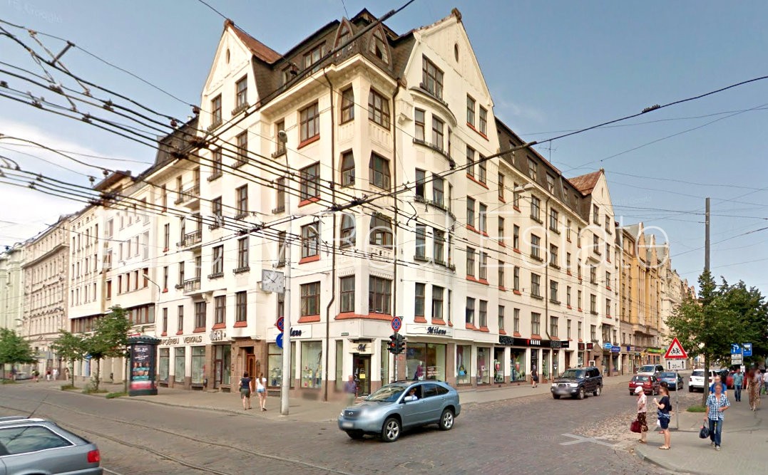 Sludinājumi. Fasādes māja, labiekārtots apzaļumots pagalms, slēgts pagalms, ieeja no ielas, logi vērsti mājas Cena: 1450 EUR/mēn Foto #13