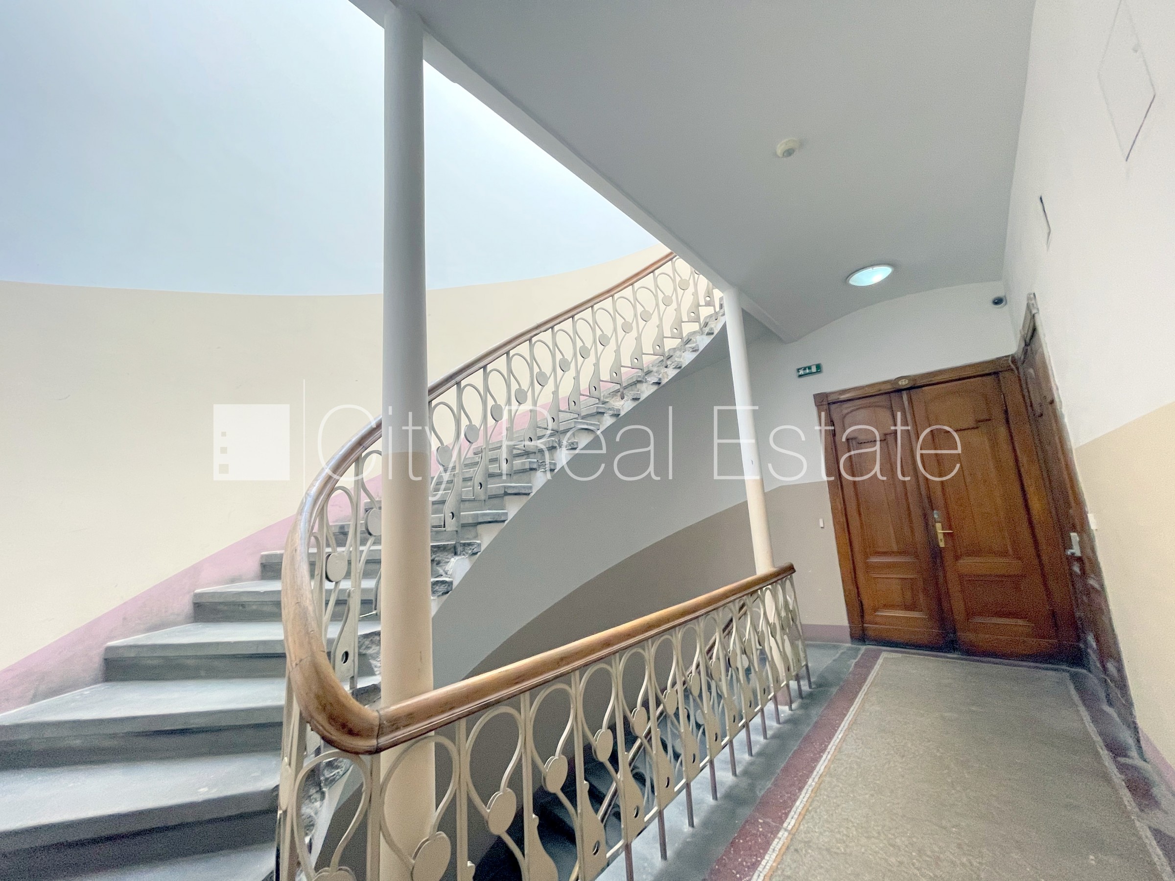 Sludinājumi. Fasādes māja, labiekārtots apzaļumots pagalms, slēgts pagalms, ieeja no ielas, logi vērsti mājas Cena: 1450 EUR/mēn Foto #12