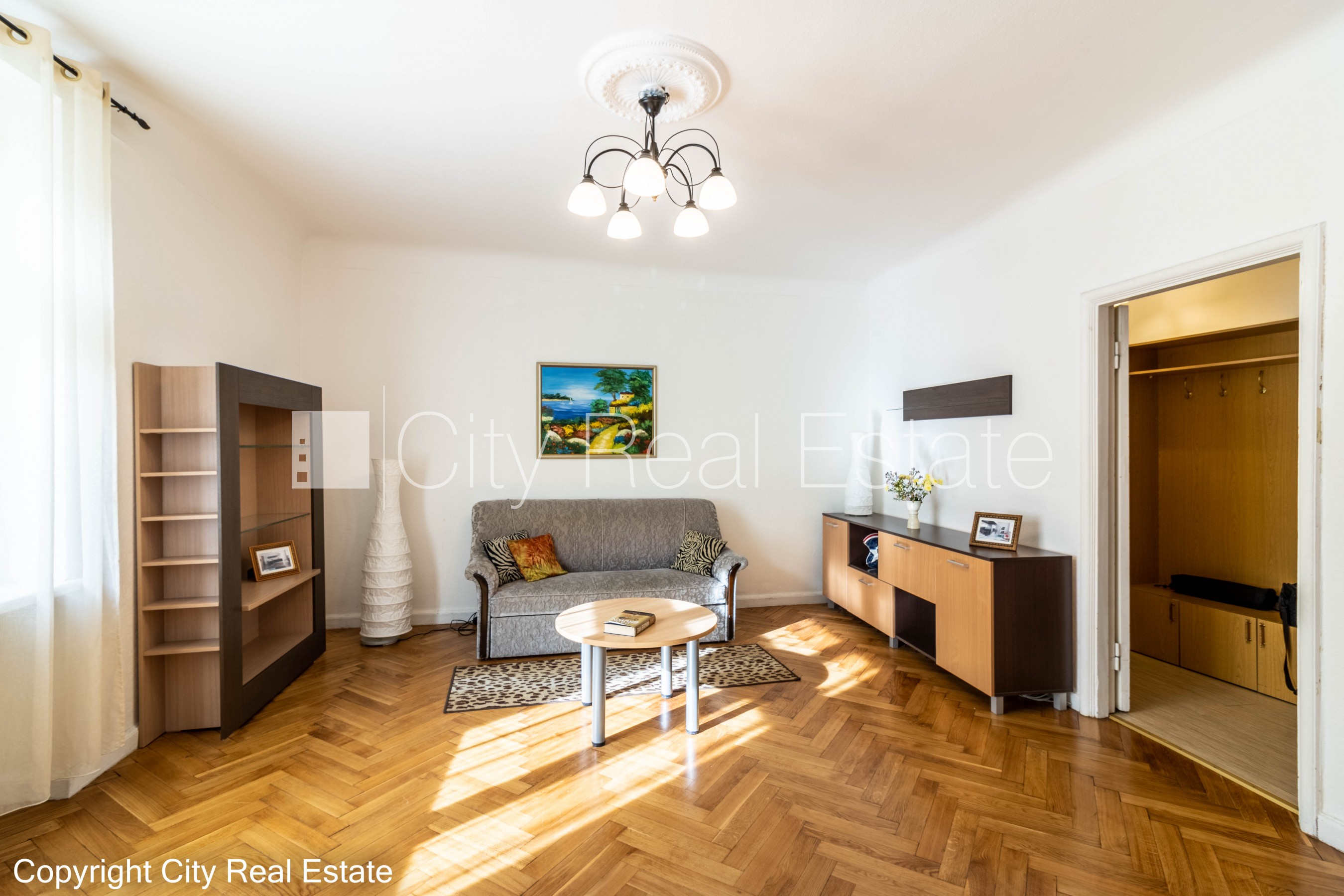 Объявление. Фасадный дом, реновированный дом, вход с улицы, лестничная клетка после косметического ремонта, Цена: 500 EUR/мес. Foto #2