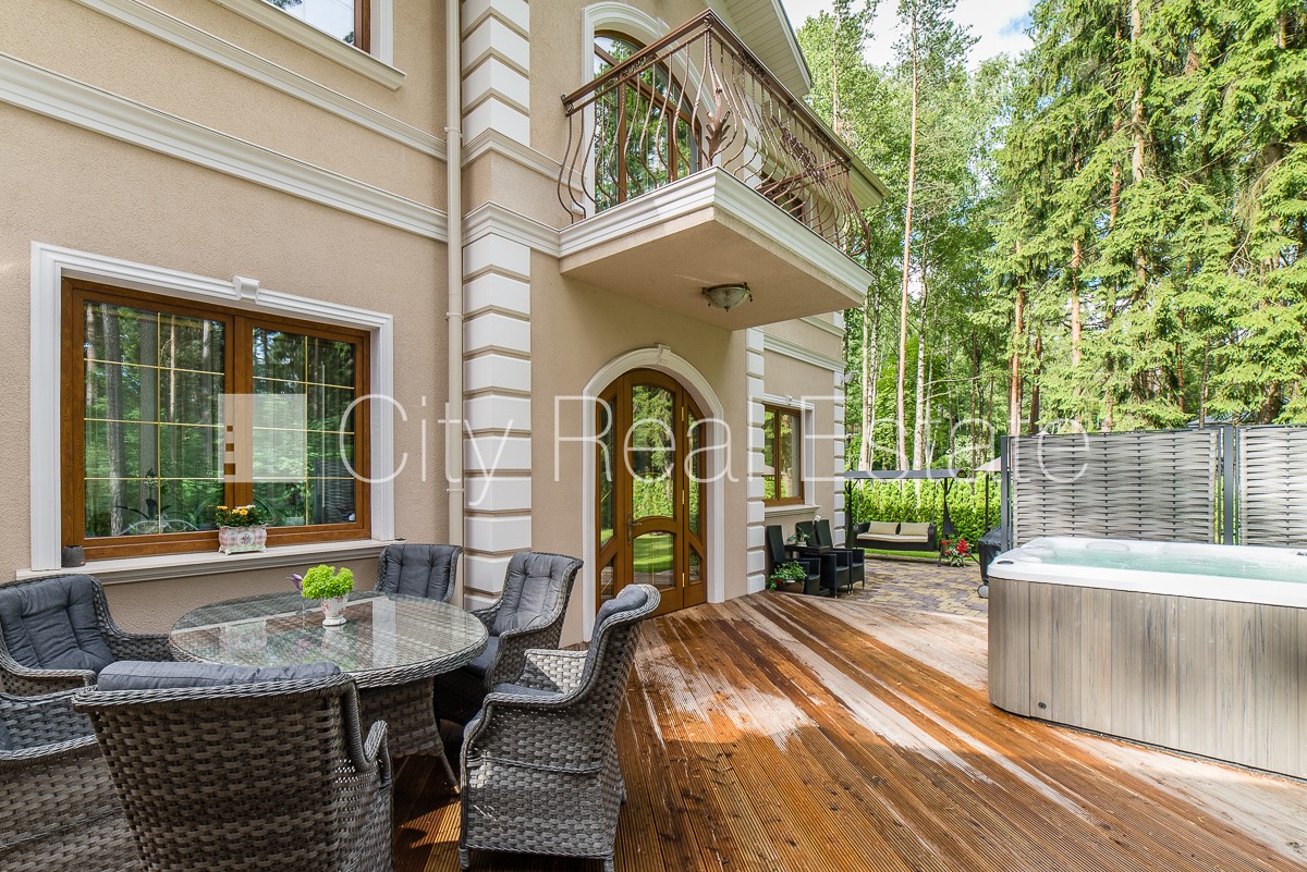 Sludinājumi. Jaunceltne, labiekārtota apzaļumota teritorija, bruģēts piebraucamais ceļš, automātiska zālāja Cena: 895000 EUR Foto #13