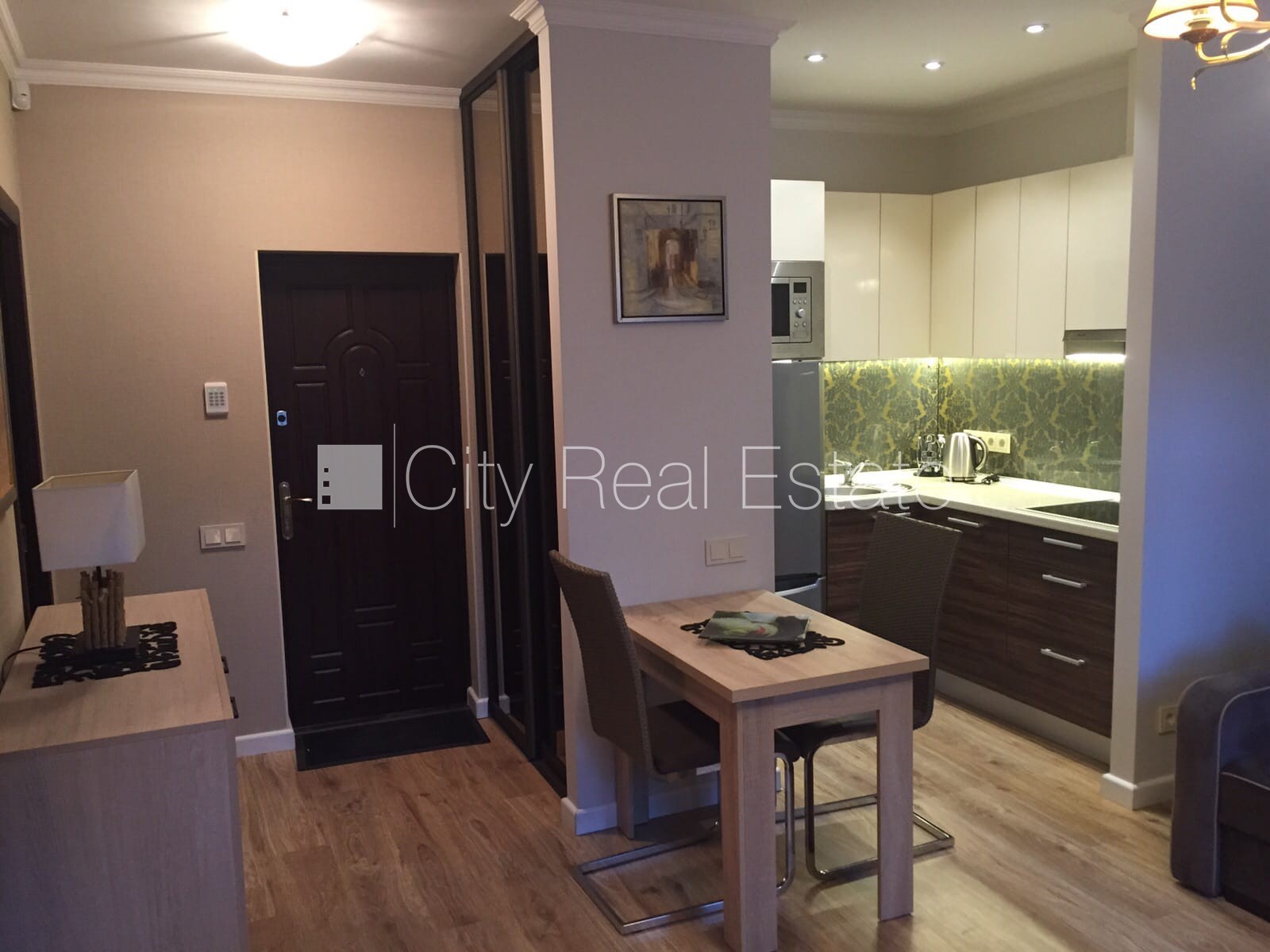 Sludinājumi. Fasādes māja, ieeja no pagalma, guļamistabu skaits 1 gab., studio tipa, virtuve apvienota ar Cena: 450 EUR/mēn Foto #2