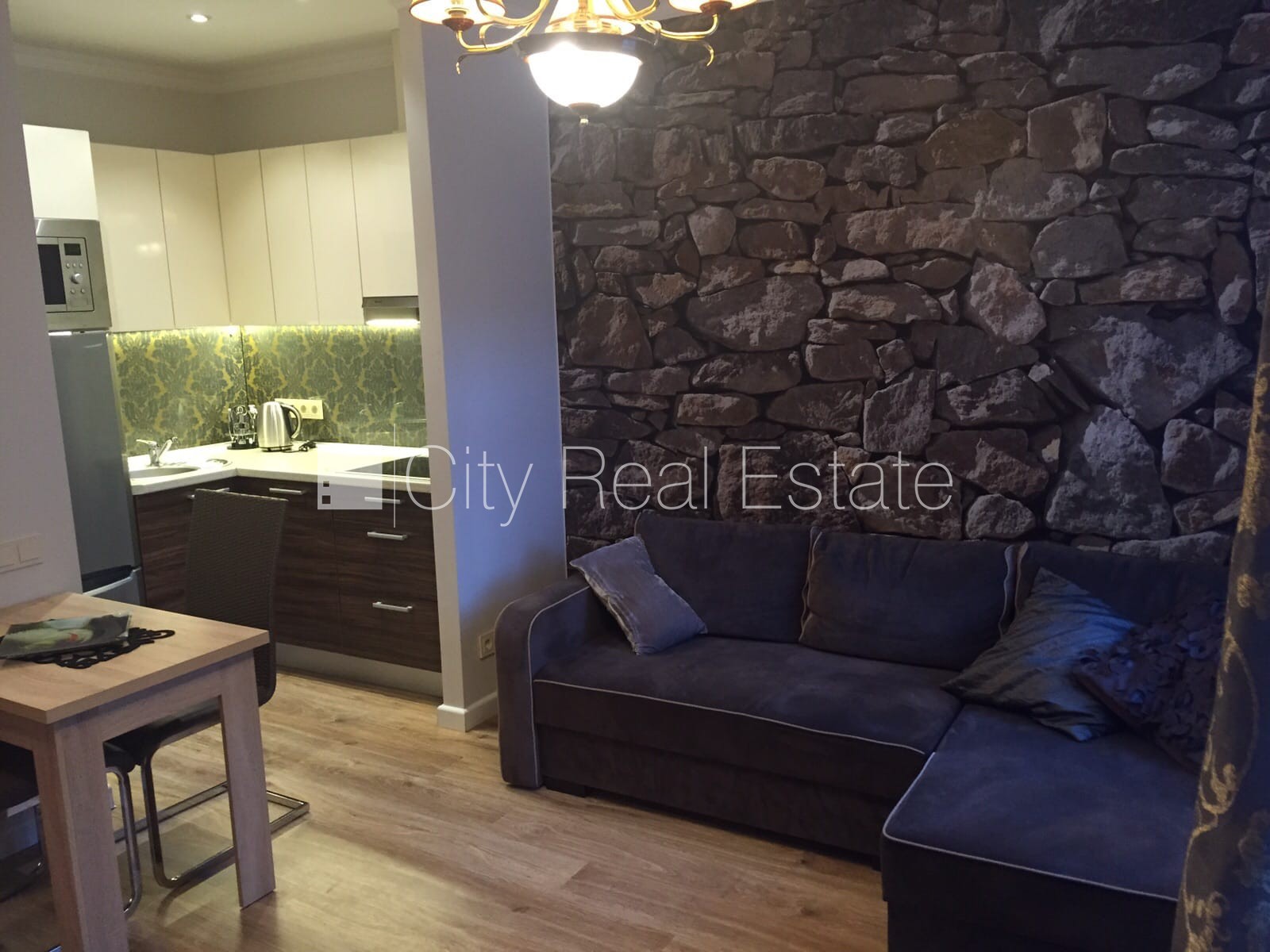 Sludinājumi. Fasādes māja, ieeja no pagalma, guļamistabu skaits 1 gab., studio tipa, virtuve apvienota ar Cena: 450 EUR/mēn Foto #3