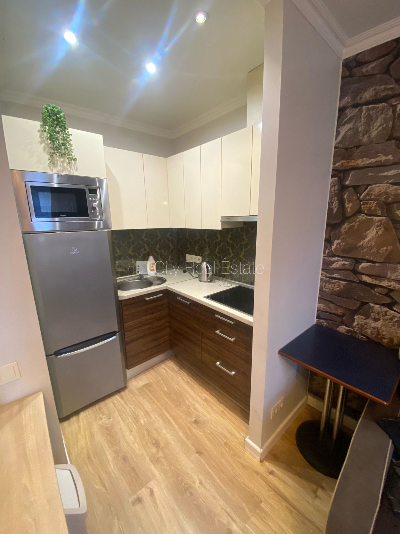 Sludinājumi. Fasādes māja, ieeja no pagalma, guļamistabu skaits 1 gab., studio tipa, virtuve apvienota ar Cena: 450 EUR/mēn Foto #7