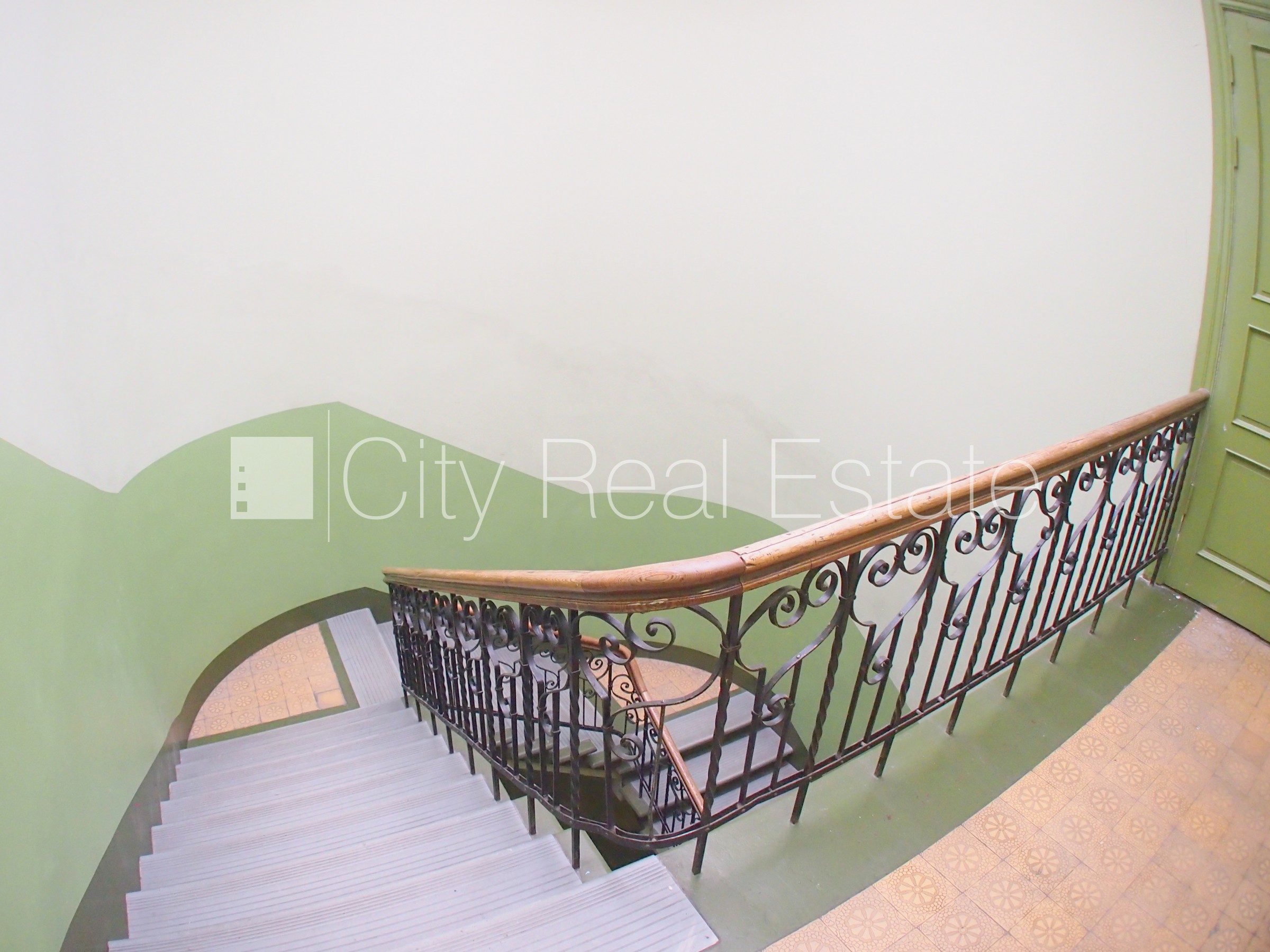 Sludinājumi. Fasādes māja, ieeja no ielas, ir lifts, kāpņu telpa pēc kosmētiskā remonta, logi vērsti uz pagalma Cena: 260 EUR/mēn Foto #12