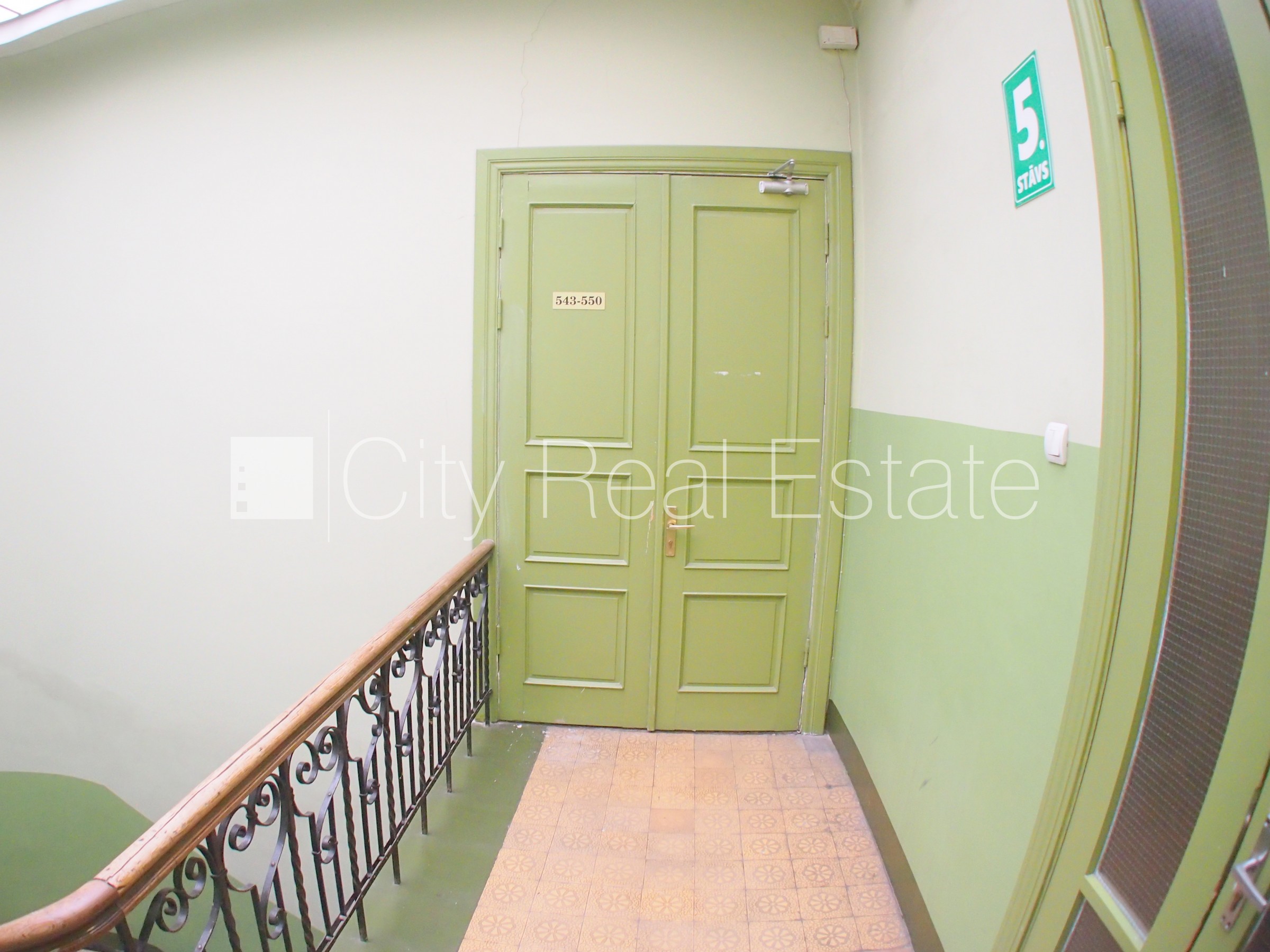 Sludinājumi. Fasādes māja, ieeja no ielas, ir lifts, kāpņu telpa pēc kosmētiskā remonta, logi vērsti uz pagalma Cena: 260 EUR/mēn Foto #11