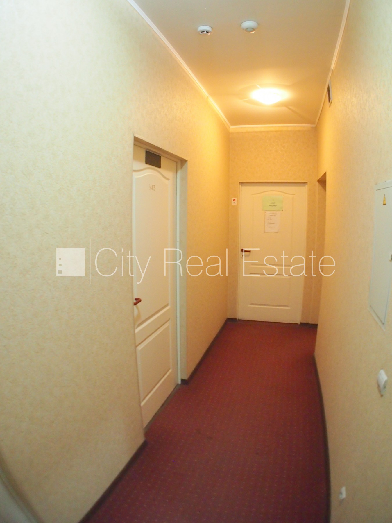 Sludinājumi. Fasādes māja, ieeja no ielas, ir lifts, kāpņu telpa pēc kosmētiskā remonta, logi vērsti uz pagalma Cena: 260 EUR/mēn Foto #7