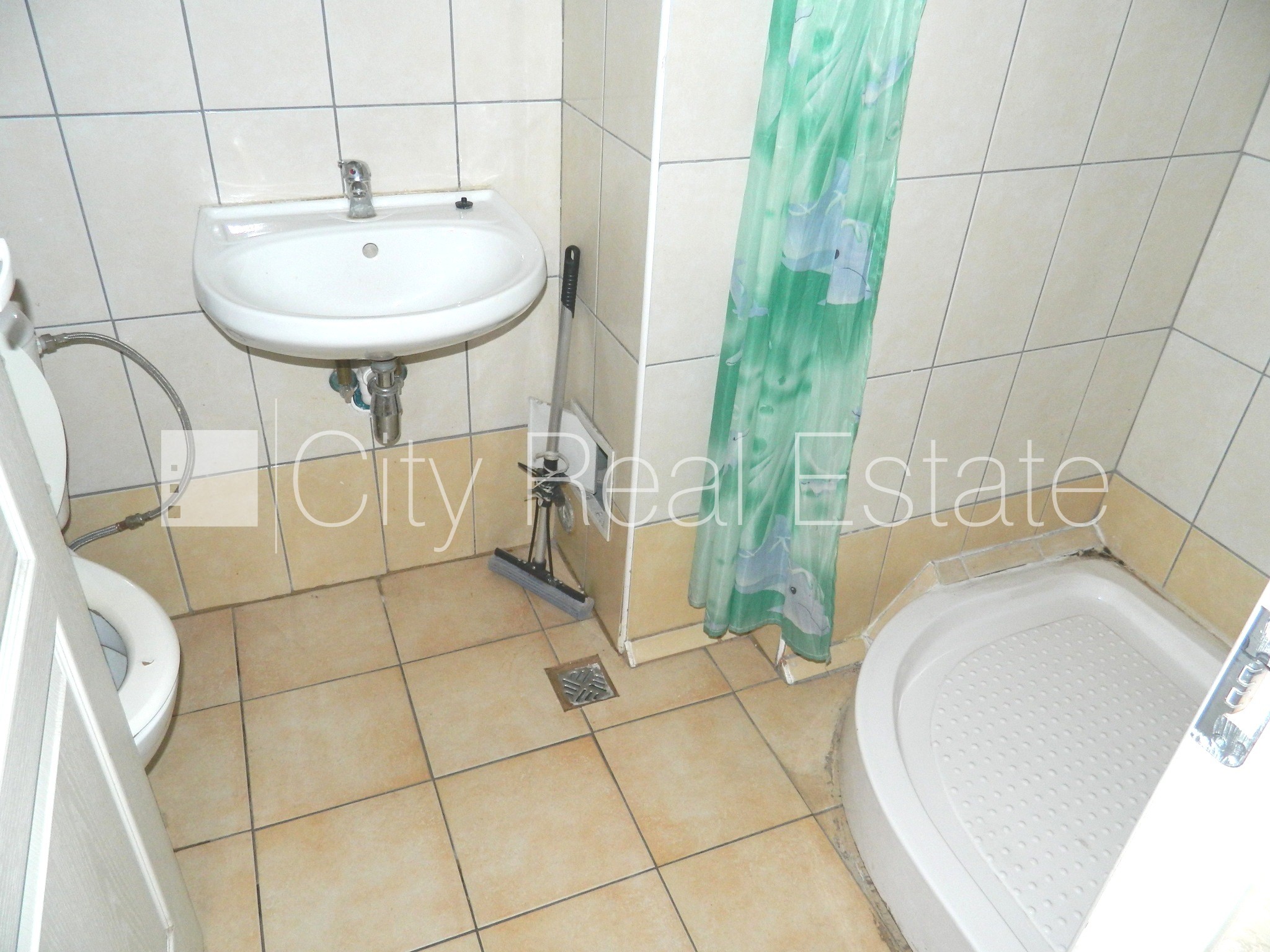 Sludinājumi. Fasādes māja, ieeja no ielas, ir lifts, kāpņu telpa pēc kosmētiskā remonta, logi vērsti uz pagalma Cena: 260 EUR/mēn Foto #10