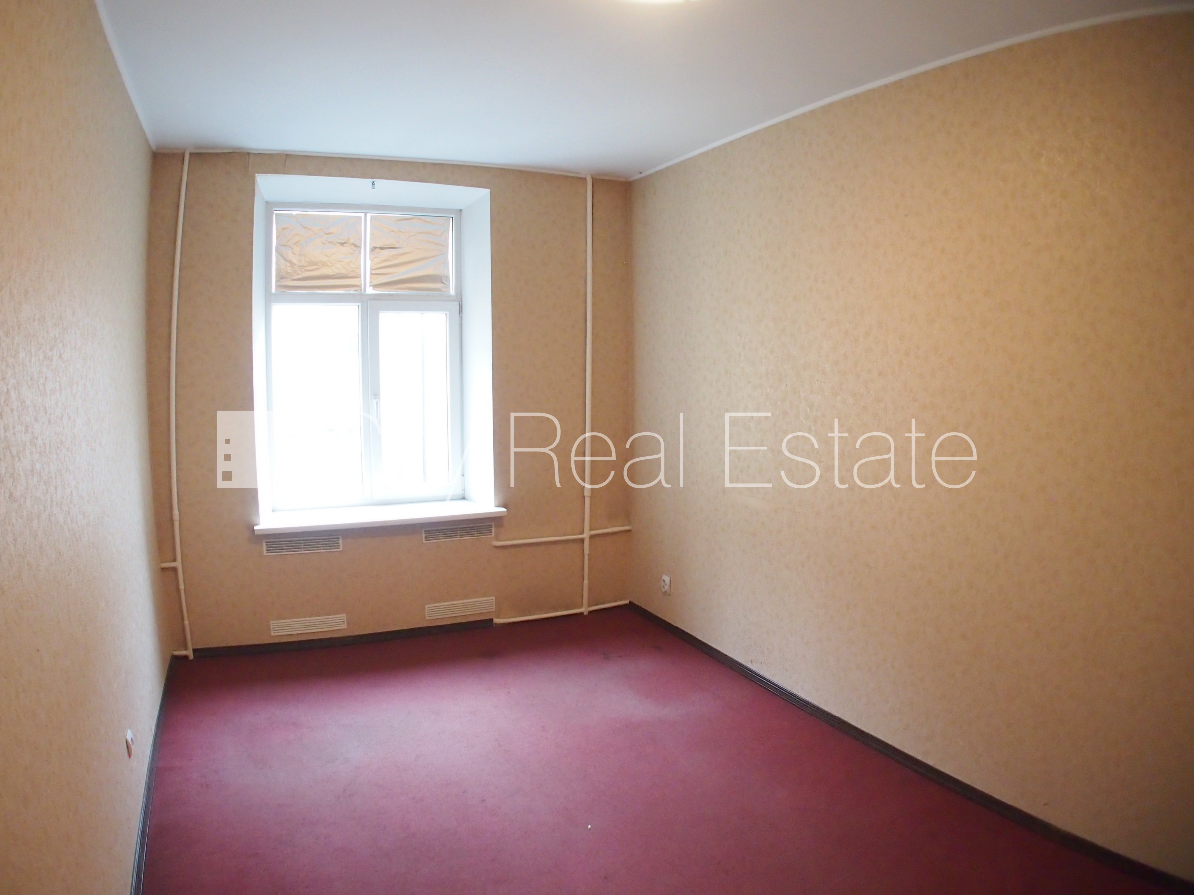 Sludinājumi. Fasādes māja, ieeja no ielas, ir lifts, kāpņu telpa pēc kosmētiskā remonta, logi vērsti uz pagalma Cena: 260 EUR/mēn Foto #1