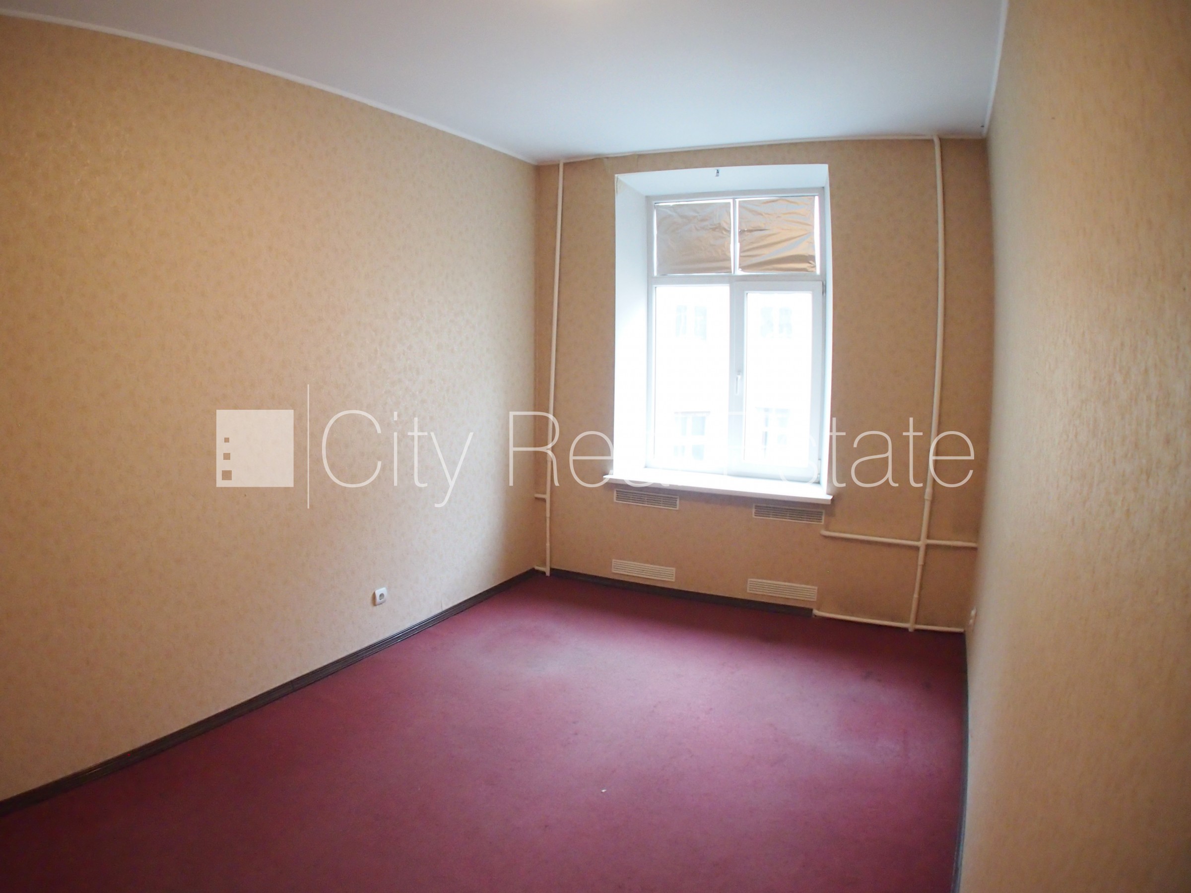 Sludinājumi. Fasādes māja, ieeja no ielas, ir lifts, kāpņu telpa pēc kosmētiskā remonta, logi vērsti uz pagalma Cena: 260 EUR/mēn Foto #2