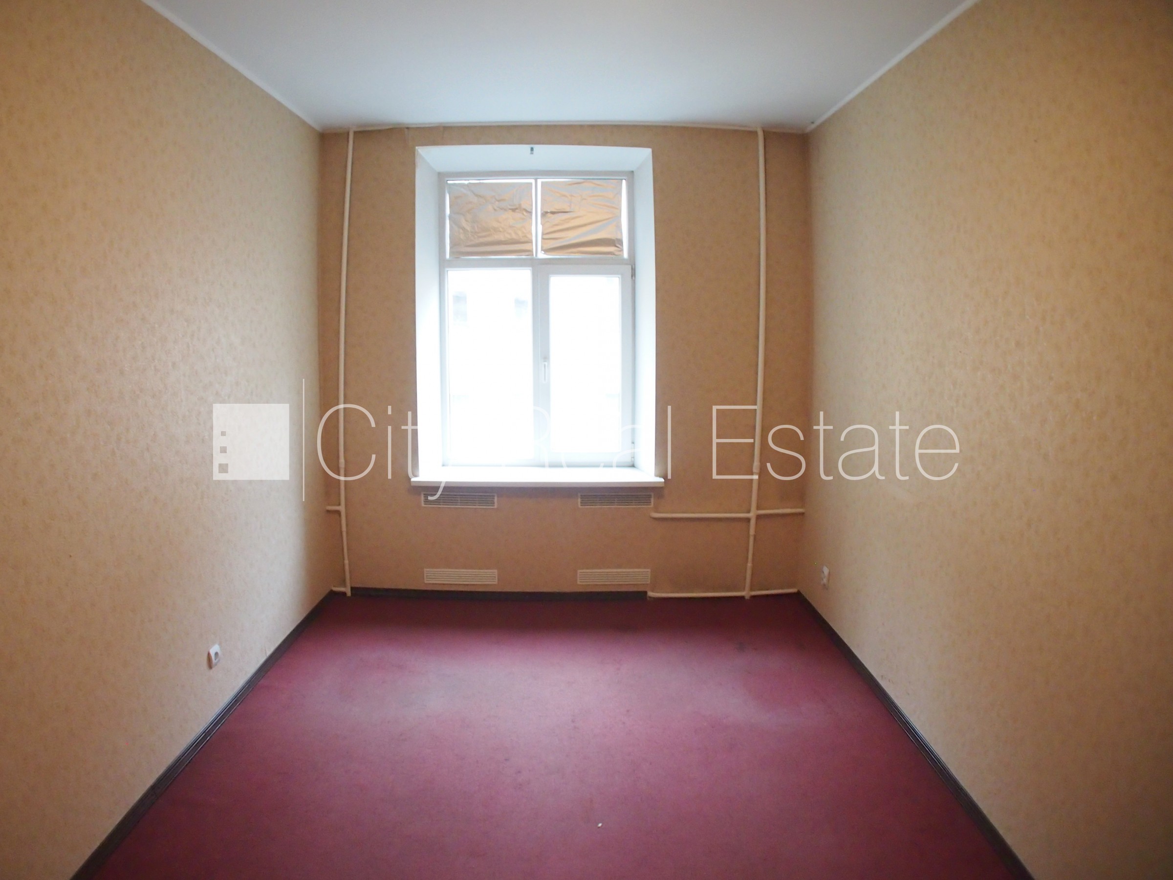 Sludinājumi. Fasādes māja, ieeja no ielas, ir lifts, kāpņu telpa pēc kosmētiskā remonta, logi vērsti uz pagalma Cena: 260 EUR/mēn Foto #3