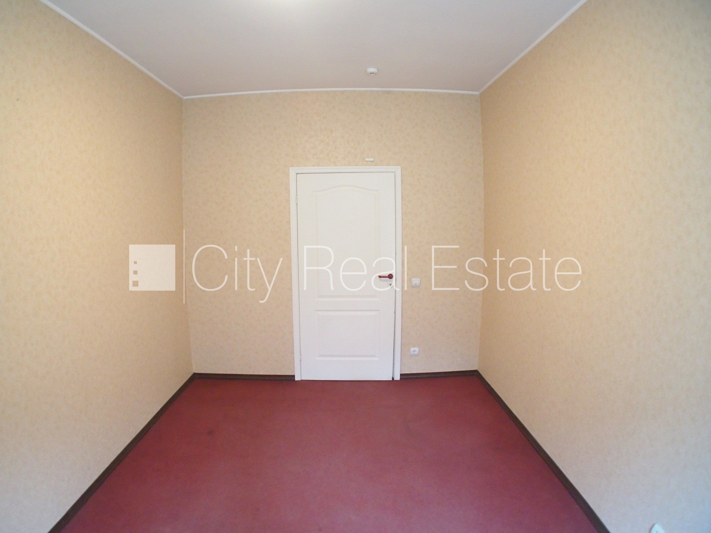 Sludinājumi. Fasādes māja, ieeja no ielas, ir lifts, kāpņu telpa pēc kosmētiskā remonta, logi vērsti uz pagalma Cena: 260 EUR/mēn Foto #4