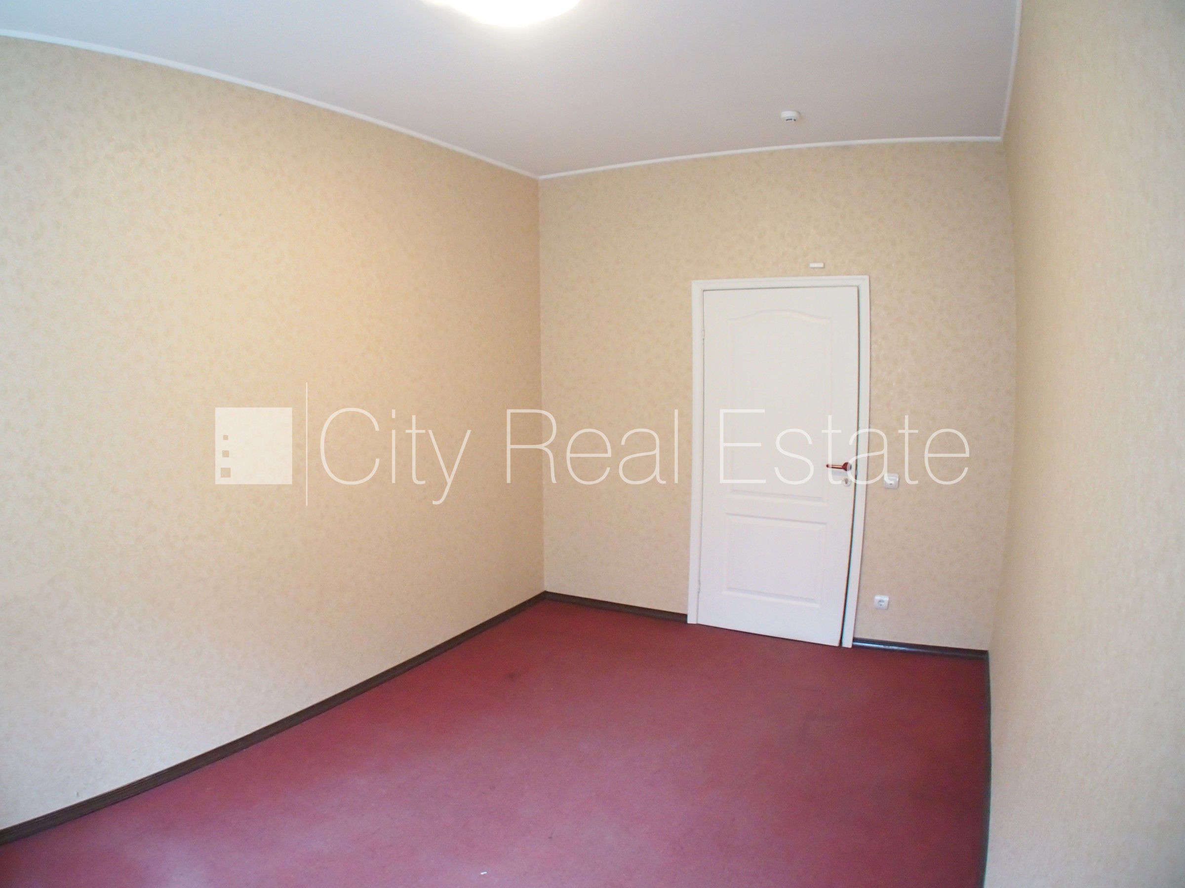 Sludinājumi. Fasādes māja, ieeja no ielas, ir lifts, kāpņu telpa pēc kosmētiskā remonta, logi vērsti uz pagalma Cena: 260 EUR/mēn Foto #5