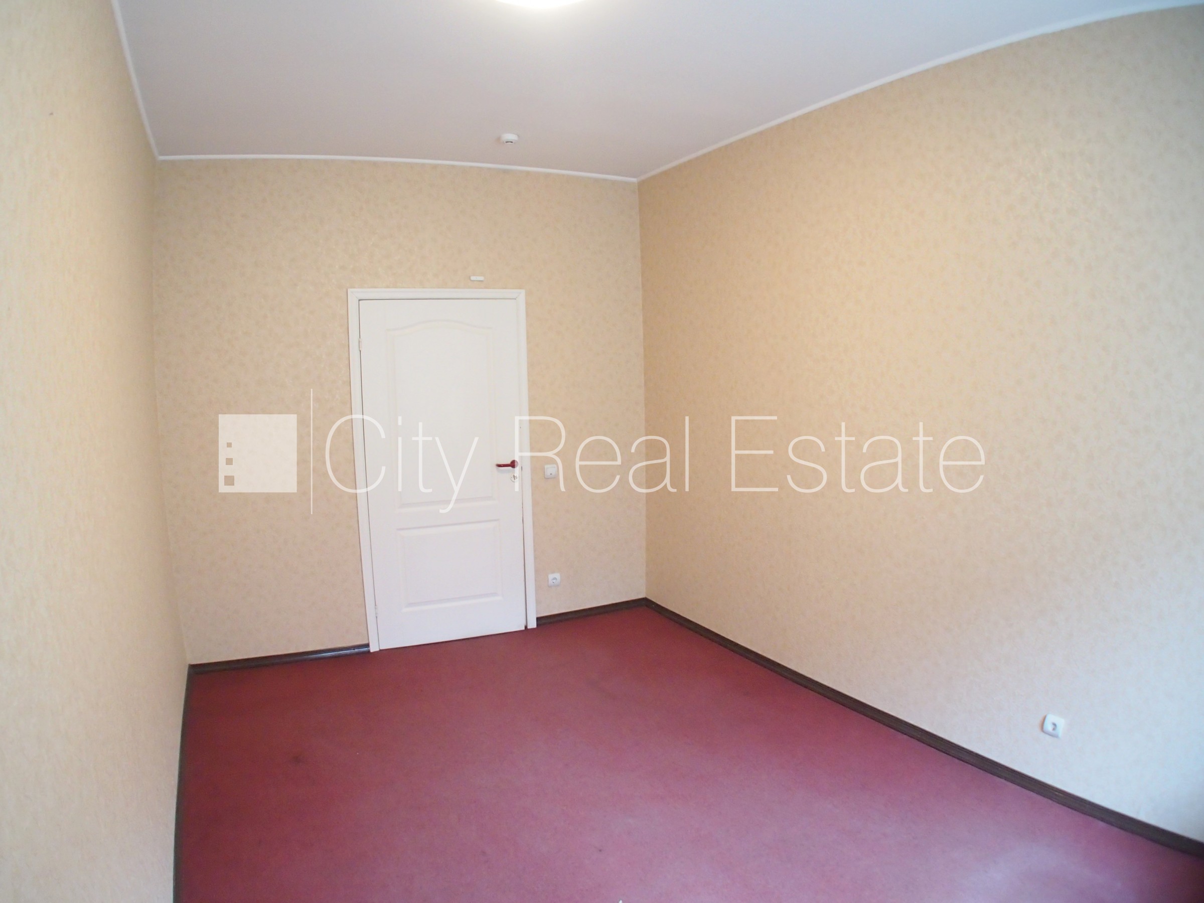 Sludinājumi. Fasādes māja, ieeja no ielas, ir lifts, kāpņu telpa pēc kosmētiskā remonta, logi vērsti uz pagalma Cena: 260 EUR/mēn Foto #6