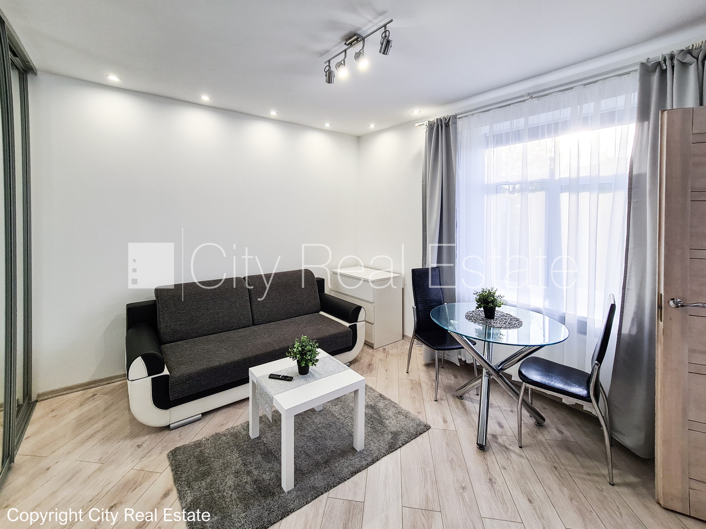 Sludinājumi. Projekts - Miera 86, fasādes māja, renovēta māja, ieeja no ielas, kāpņu telpa pēc kosmētiskā Cena: 400 EUR/mēn Foto #5