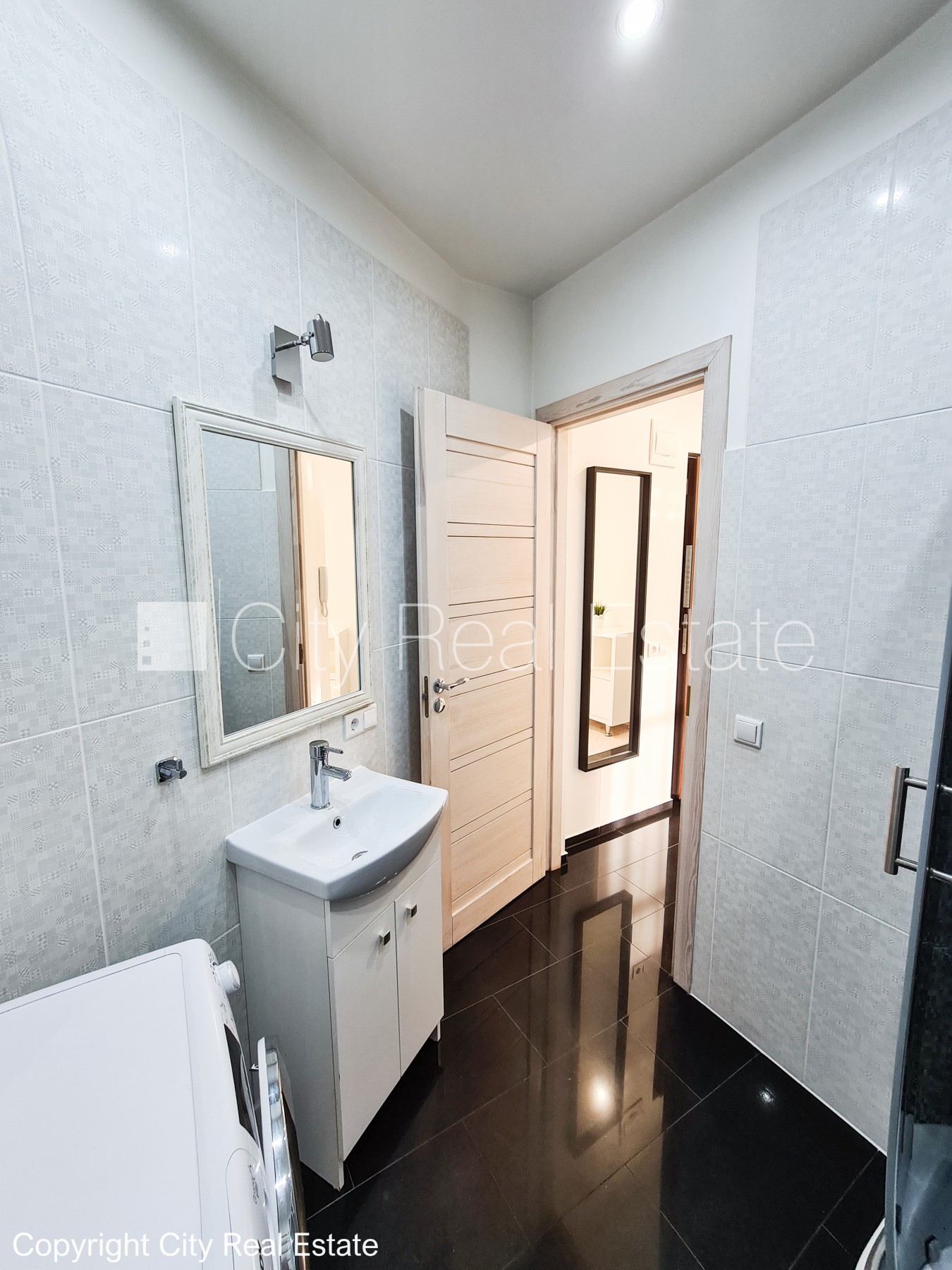 Sludinājumi. Projekts - Miera 86, fasādes māja, renovēta māja, ieeja no ielas, kāpņu telpa pēc kosmētiskā Cena: 400 EUR/mēn Foto #13