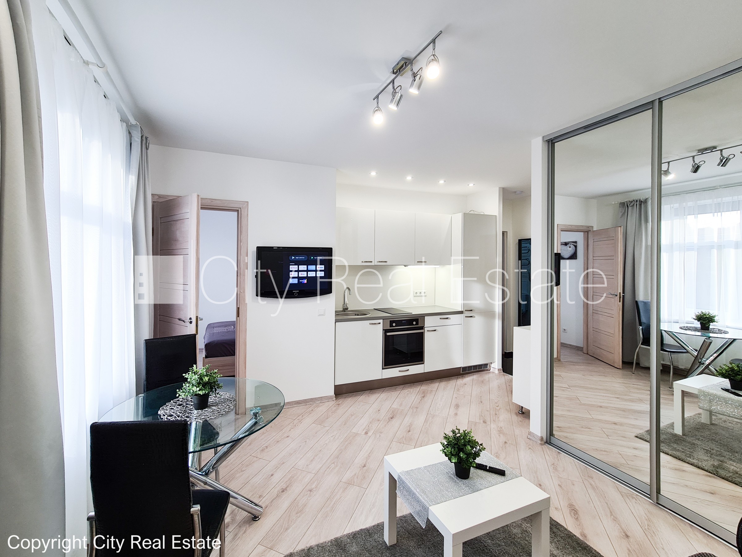 Sludinājumi. Projekts - Miera 86, fasādes māja, renovēta māja, ieeja no ielas, kāpņu telpa pēc kosmētiskā Cena: 400 EUR/mēn Foto #3